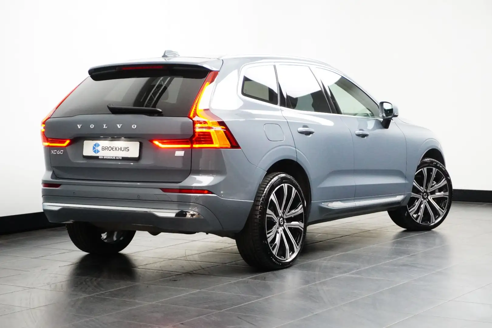 Volvo XC60 2.0 T6 Plug-in hybrid AWD Plus Bright | Panoramada Grijs - 2