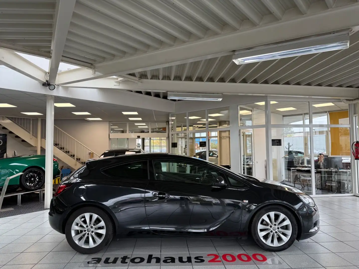 Opel Astra J GTC AUT./NAVI/PDC/LENKRADHE./PANO. Noir - 2