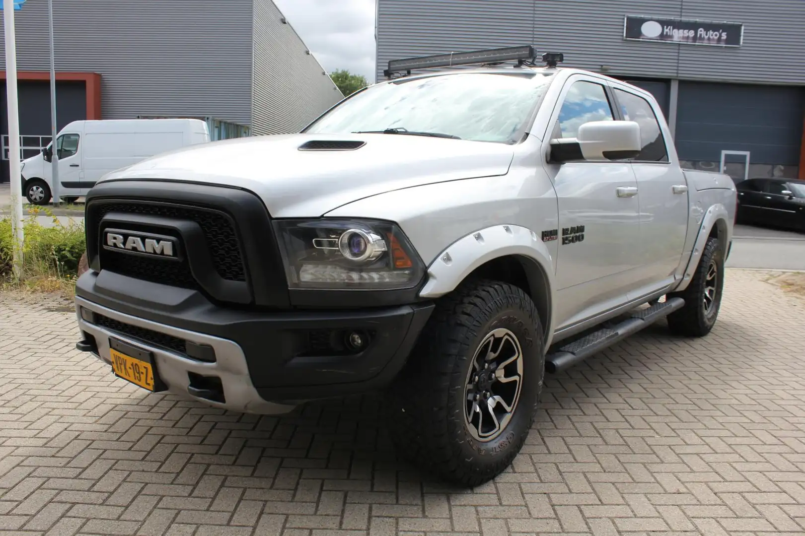 Dodge RAM 1500 REBEL 5.7 V8 Crew Cab 5'7 LPG RAMBOX Gris - 2