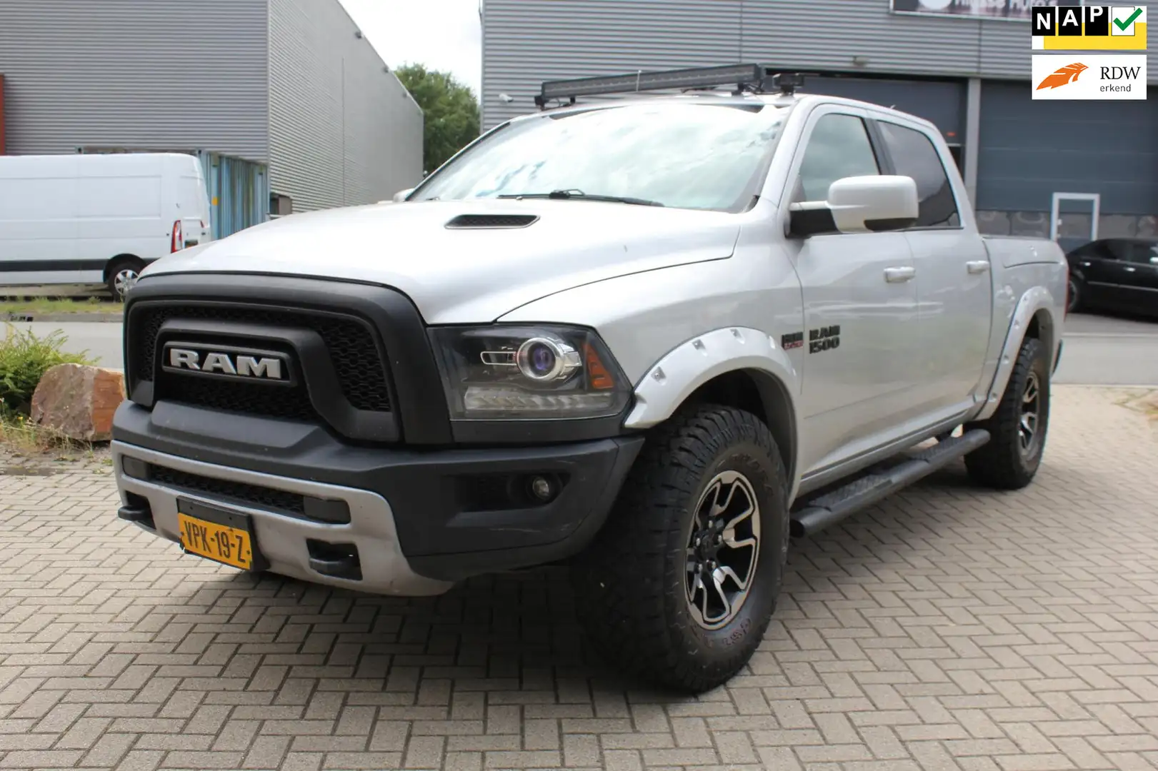 Dodge RAM 1500 REBEL 5.7 V8 Crew Cab 5'7 LPG RAMBOX Gris - 1