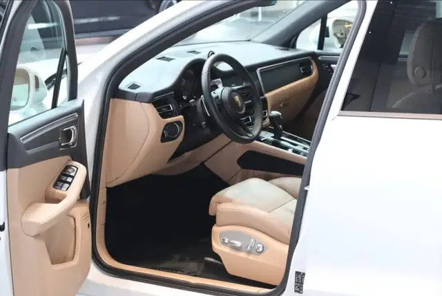 Porsche Macan view 11