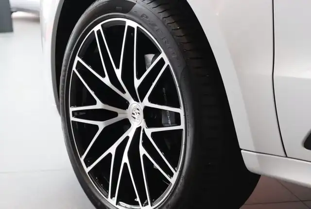 Porsche Macan view 8