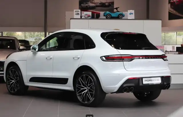Porsche Macan view 3