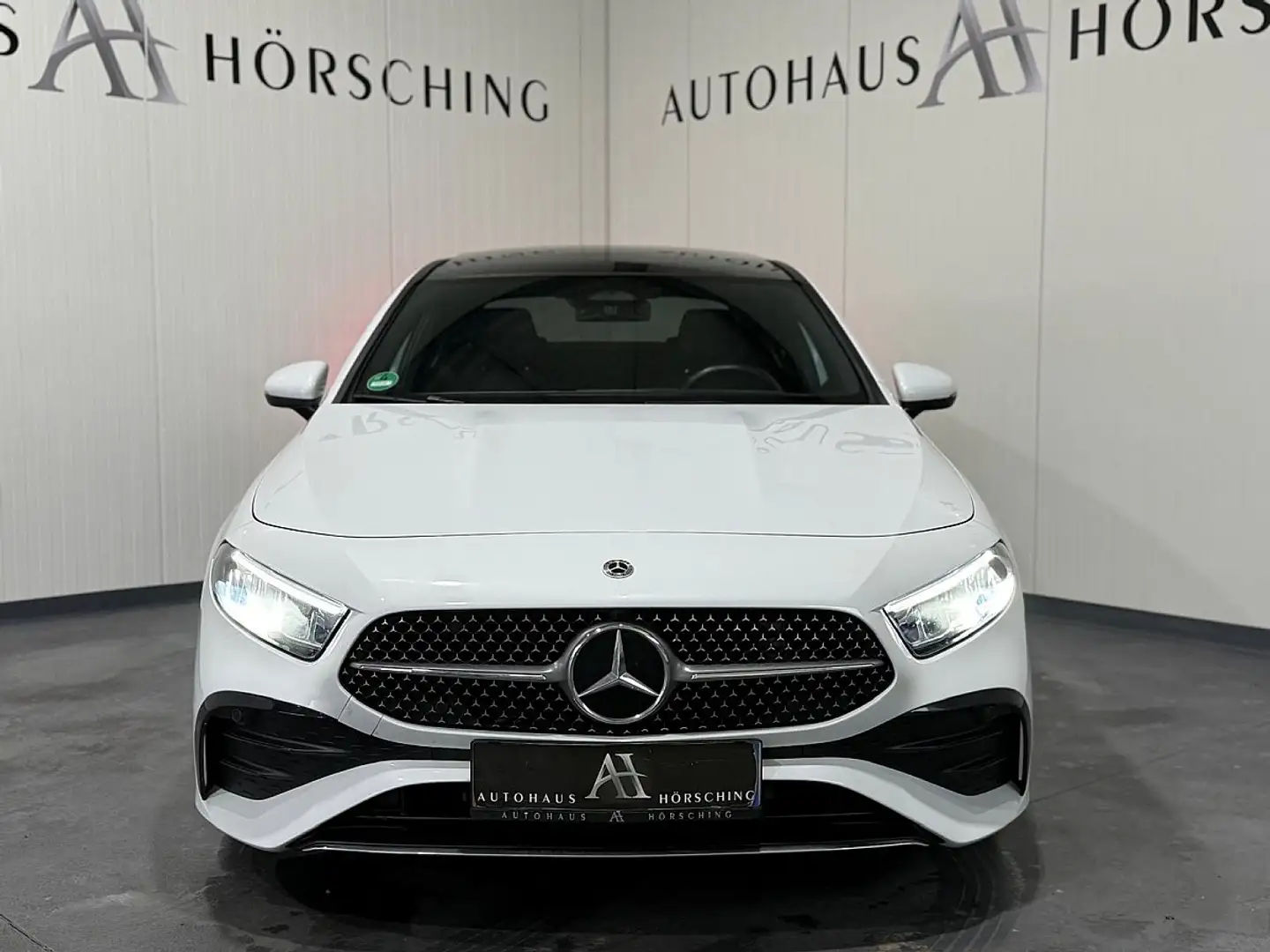 Mercedes-Benz A 180 Limousine Aut.//AMG-Paket//Ambiente//Panoramada... Weiß - 2
