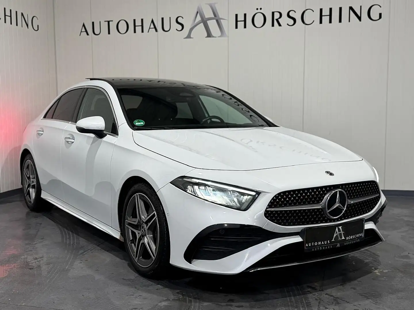 Mercedes-Benz A 180 Limousine Aut.//AMG-Paket//Ambiente//Panoramada... Weiß - 1