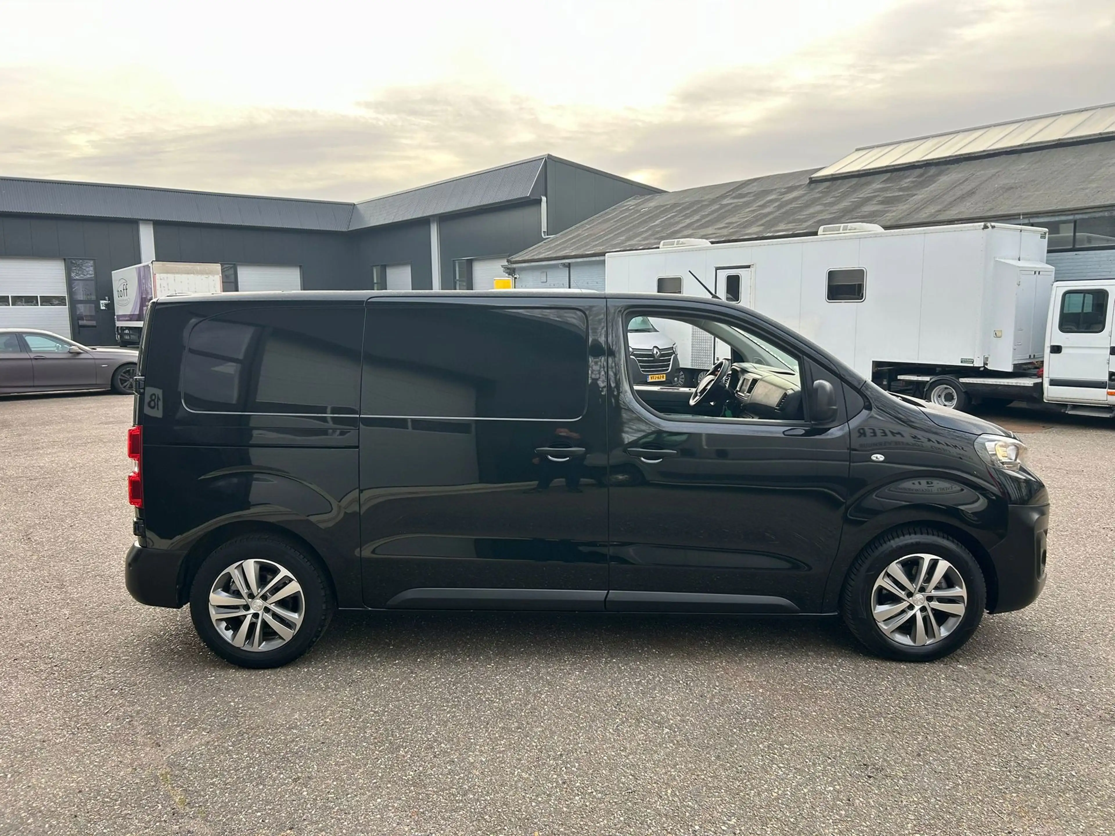 Peugeot e-Expert Standard Asphalt 50 kWh — photo 11