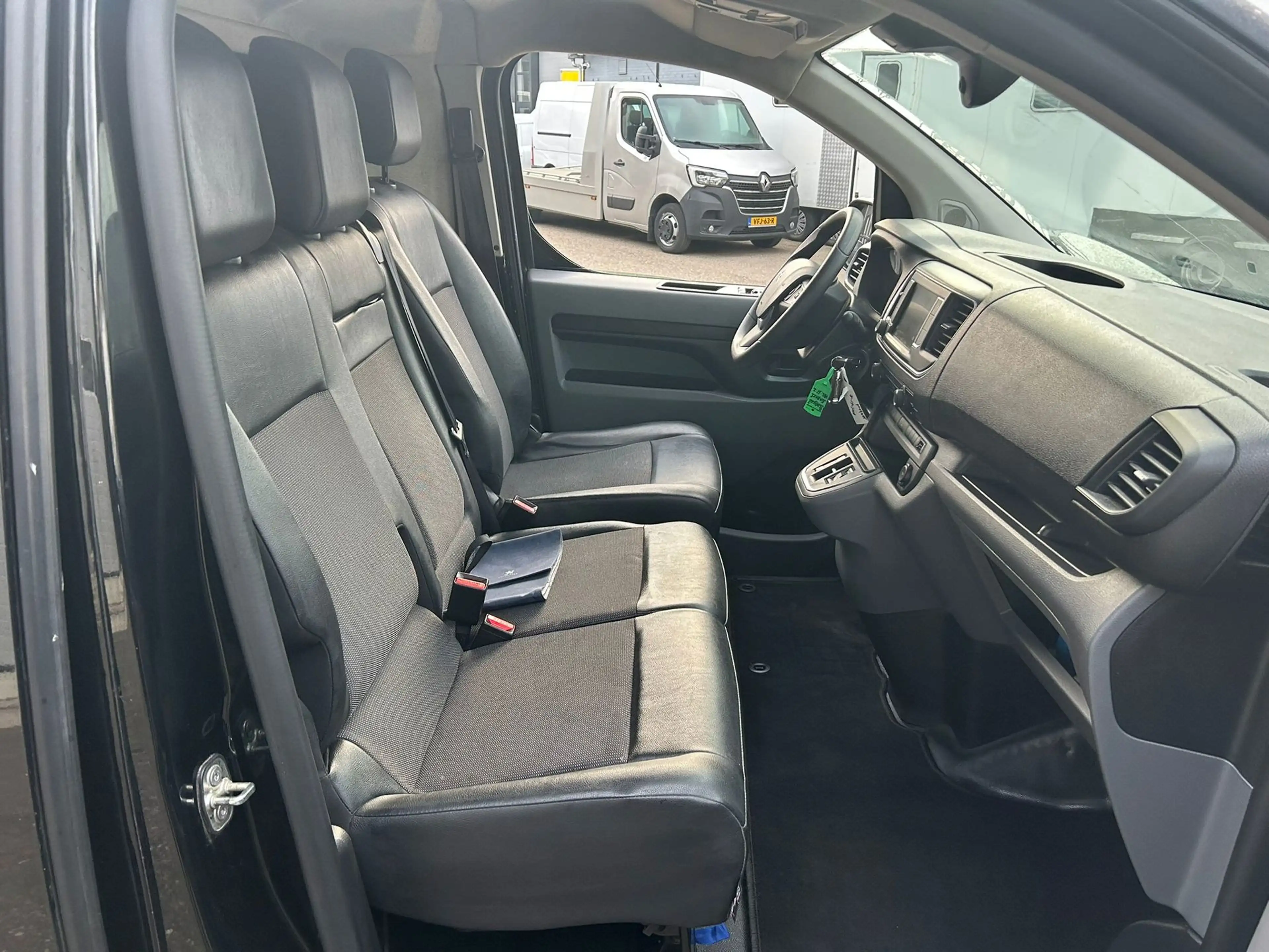 Peugeot e-Expert Standard Asphalt 50 kWh — photo 12