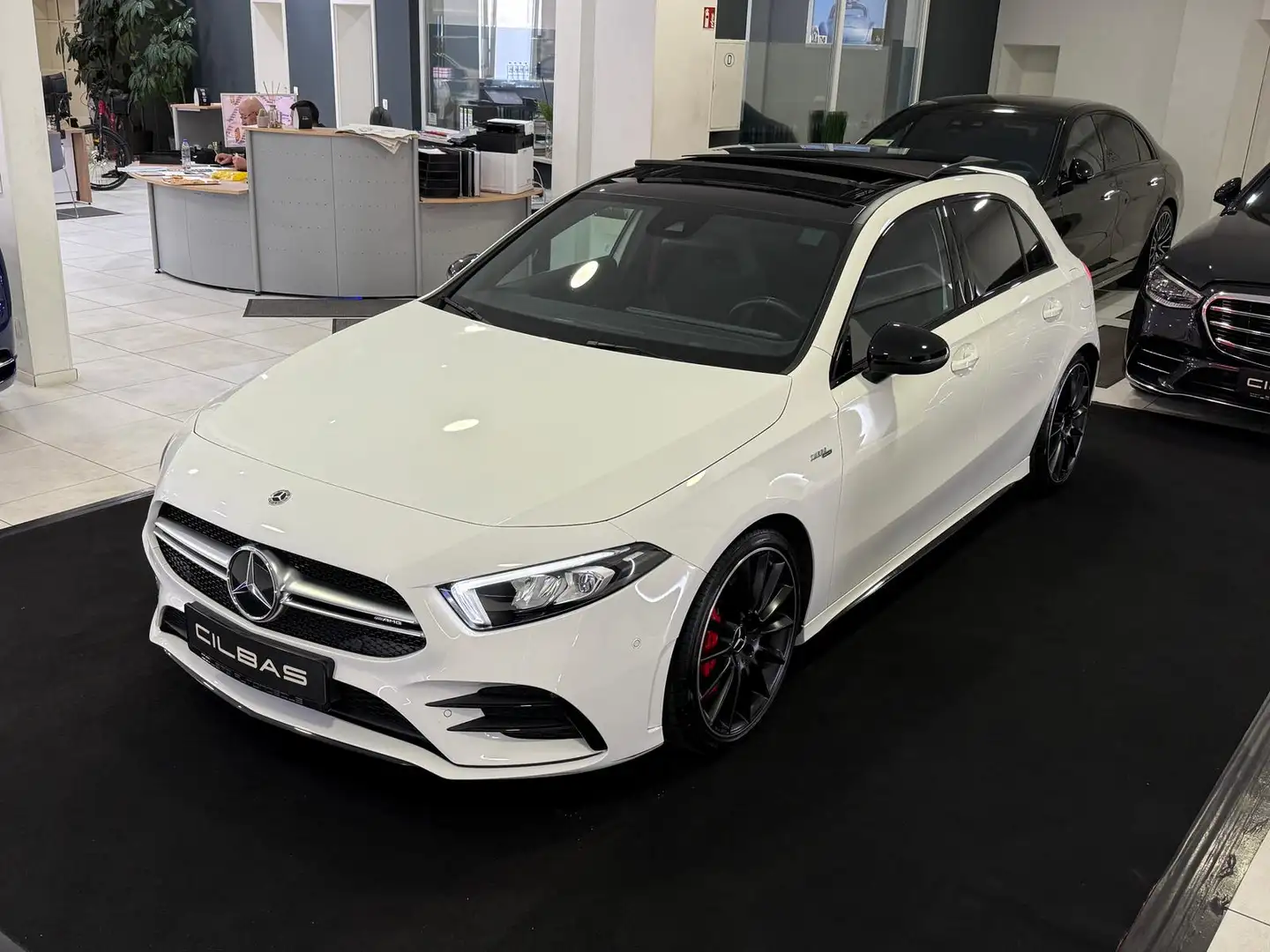 Mercedes-Benz A 35 AMG 4M *PANO*NIGHT*KAM*WIDESCREEN*AMBIENTE* Wit - 2