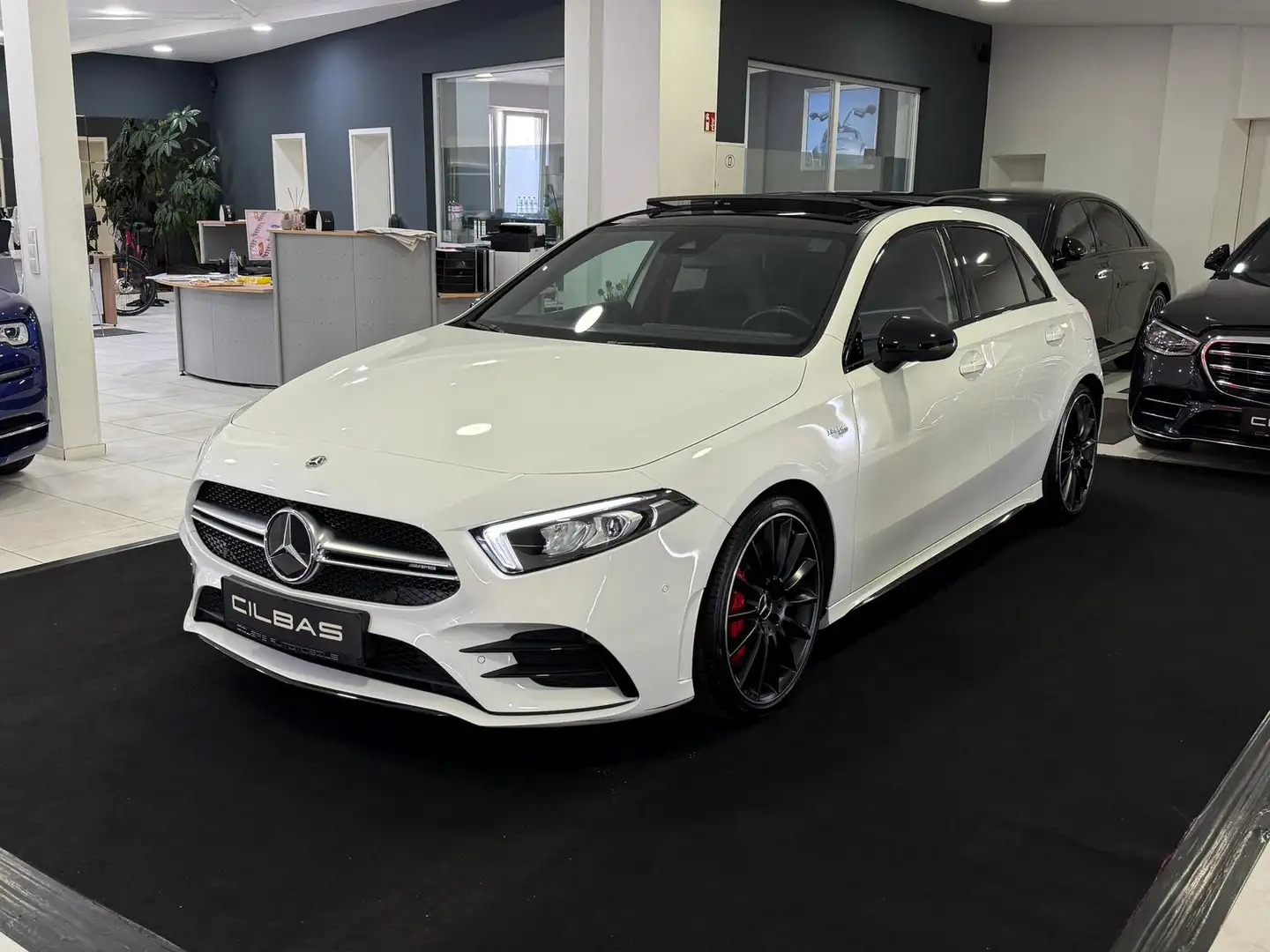 Mercedes-Benz A 35 AMG 4M *PANO*NIGHT*KAM*WIDESCREEN*AMBIENTE* Wit - 1
