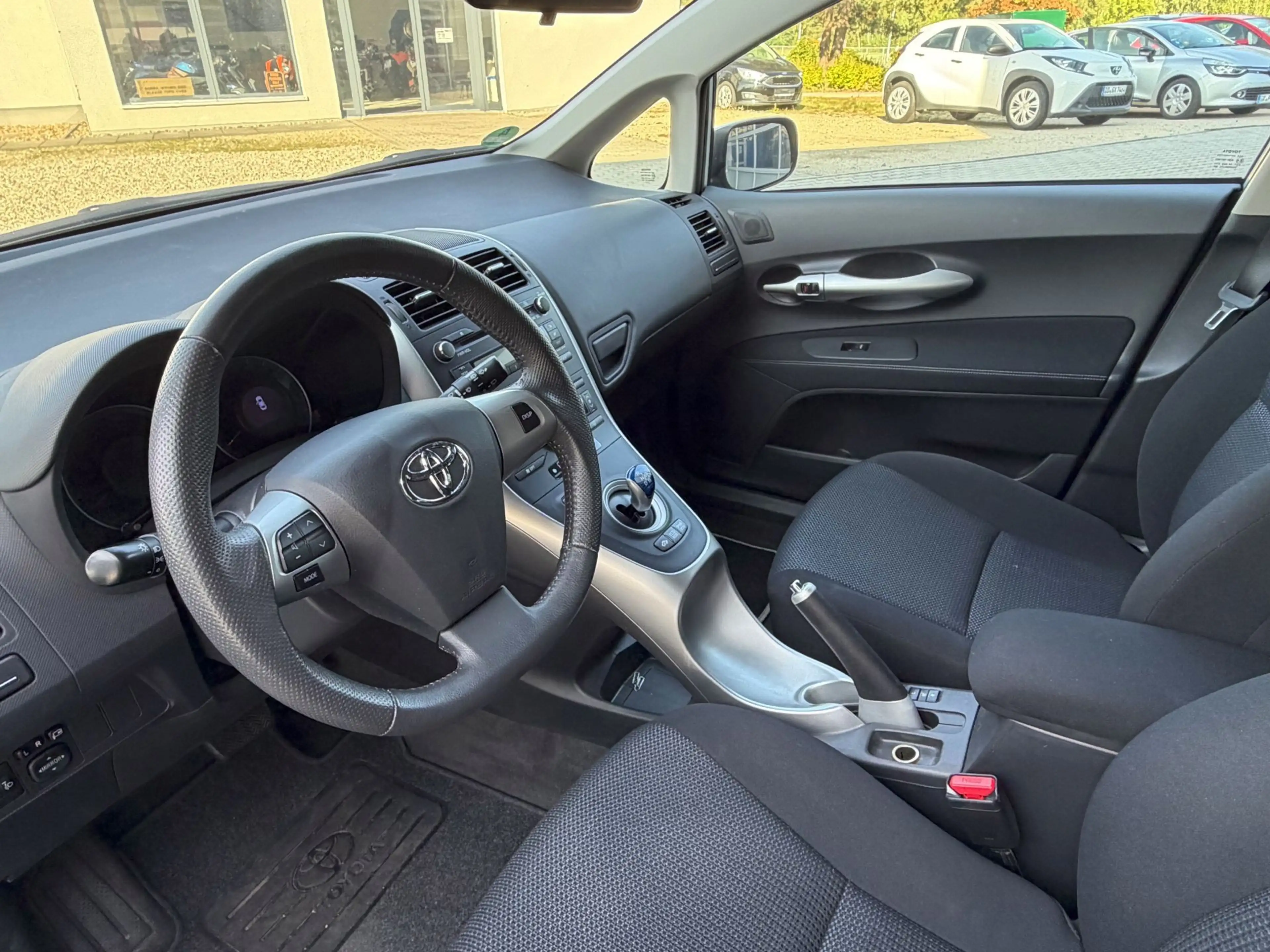 Toyota Auris 1.8 (Hybrid) Life — photo 11