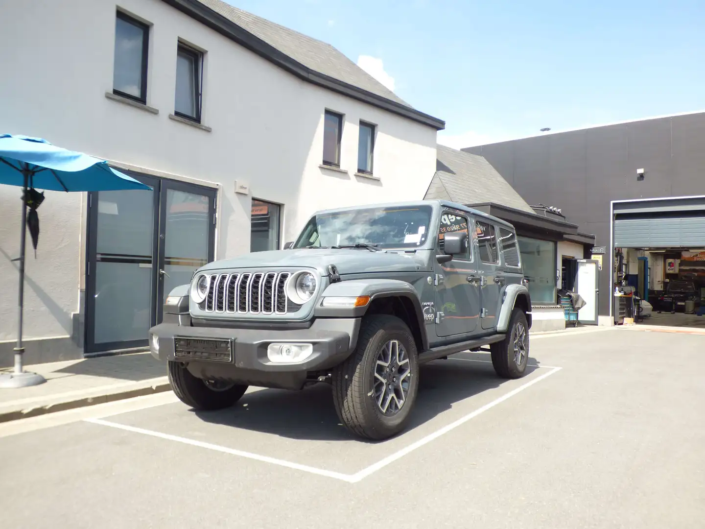 Jeep Wrangler Unlimited Sahara edition Benzine **10km** Серый - 1