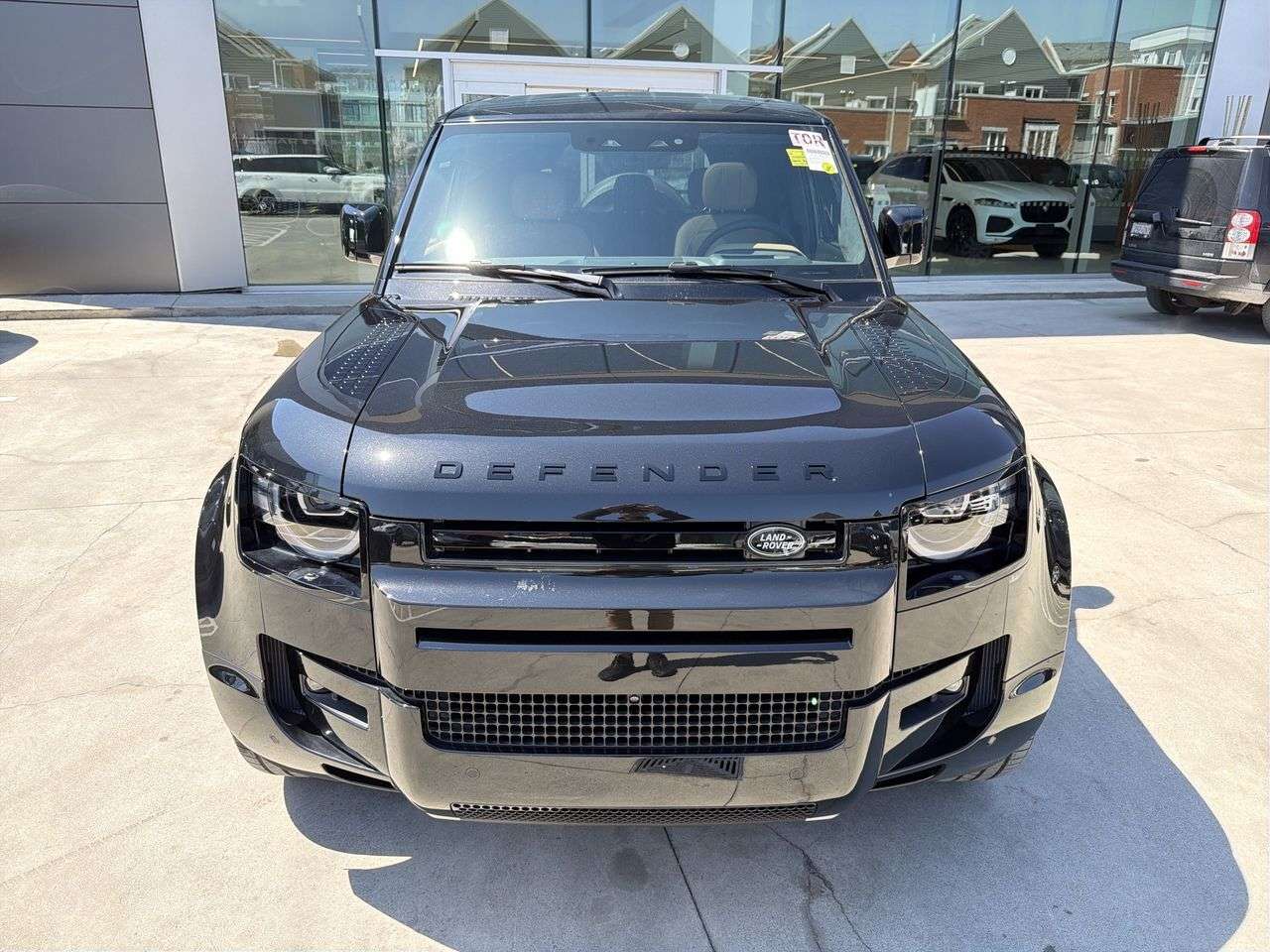 2026 Land Rover Defender 110 P525 V8 alt 3