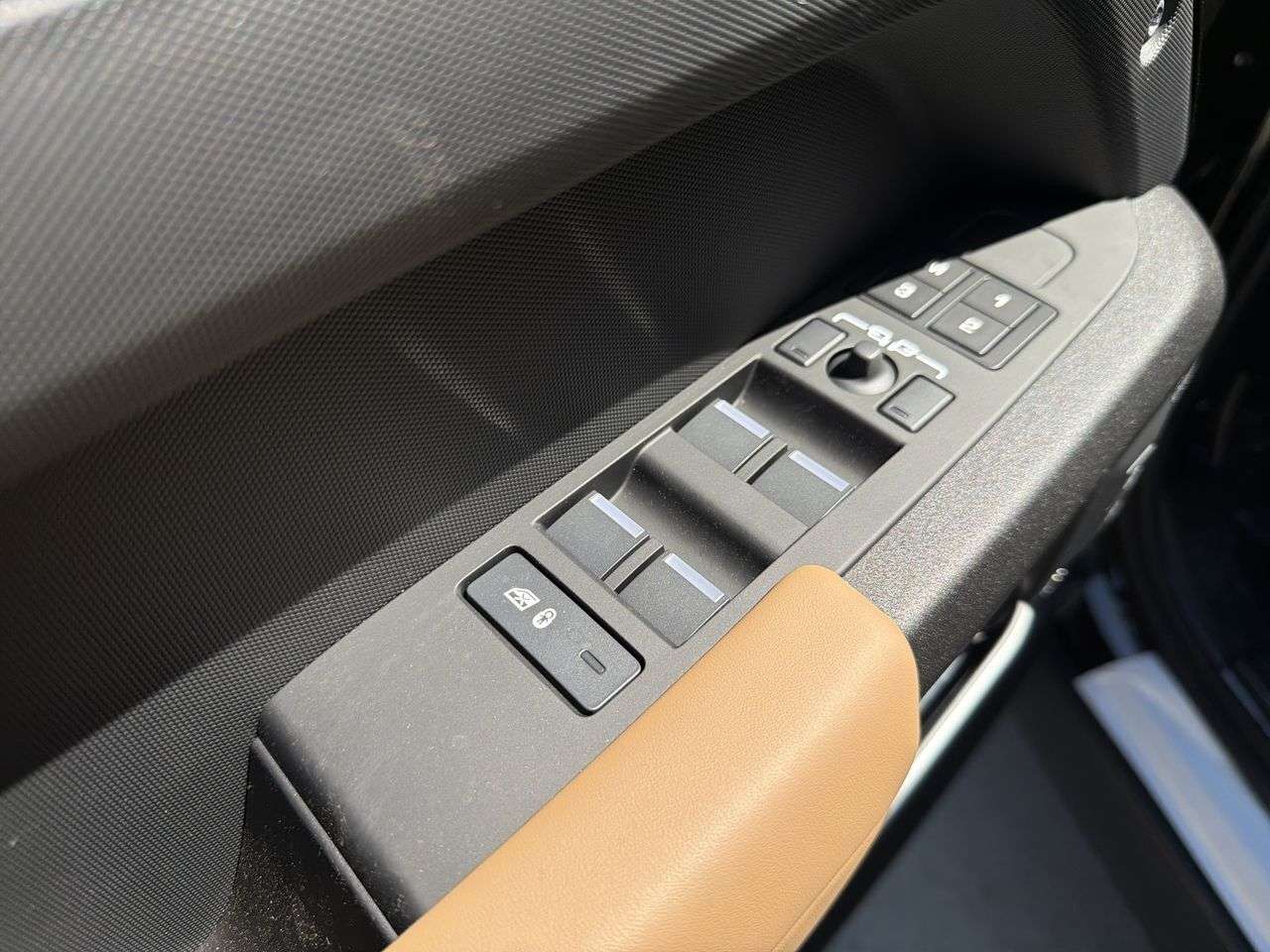 2026 Land Rover Defender 110 P525 V8 thumb 10