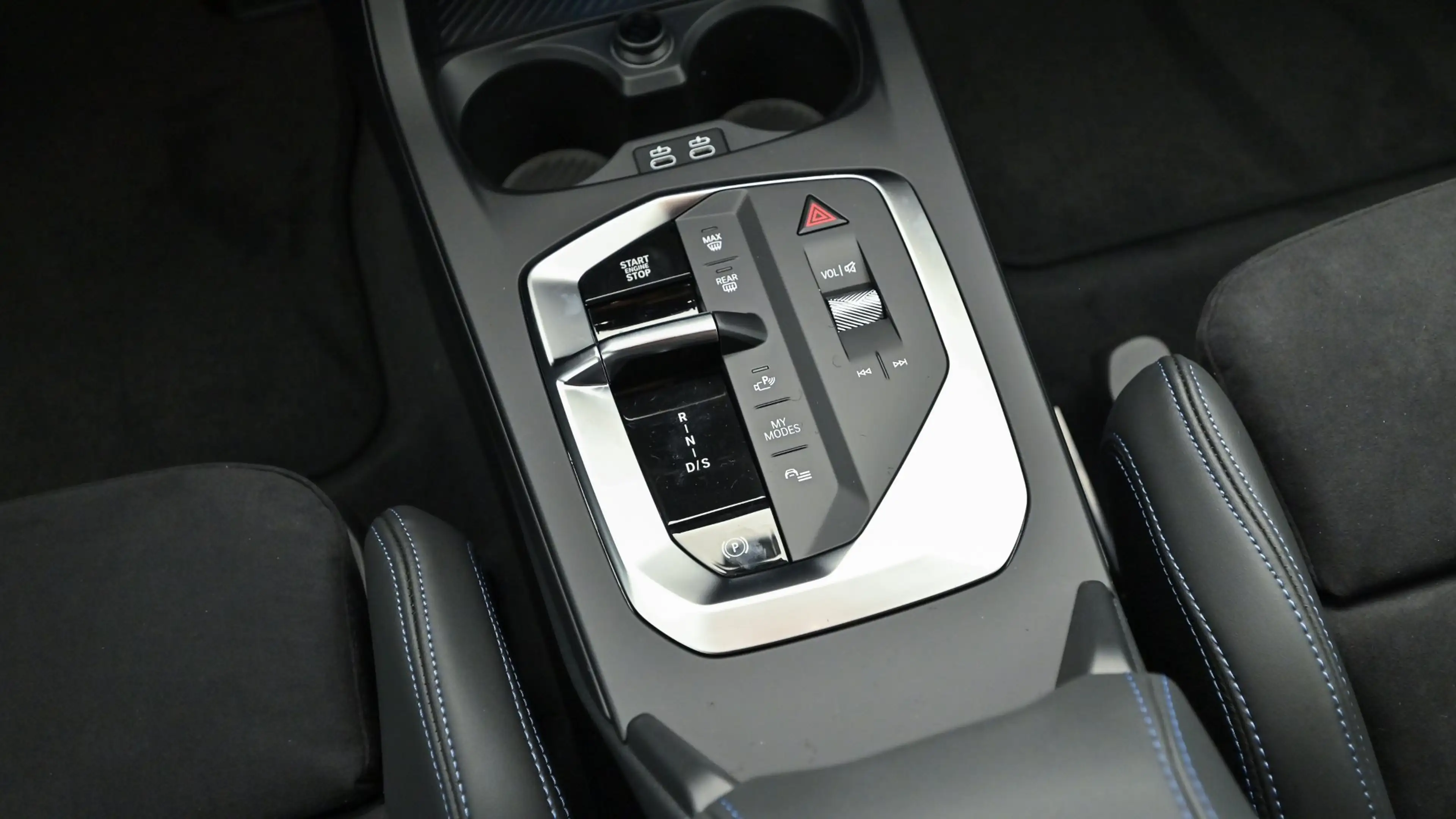 BMW 223 i xDrive — photo 10