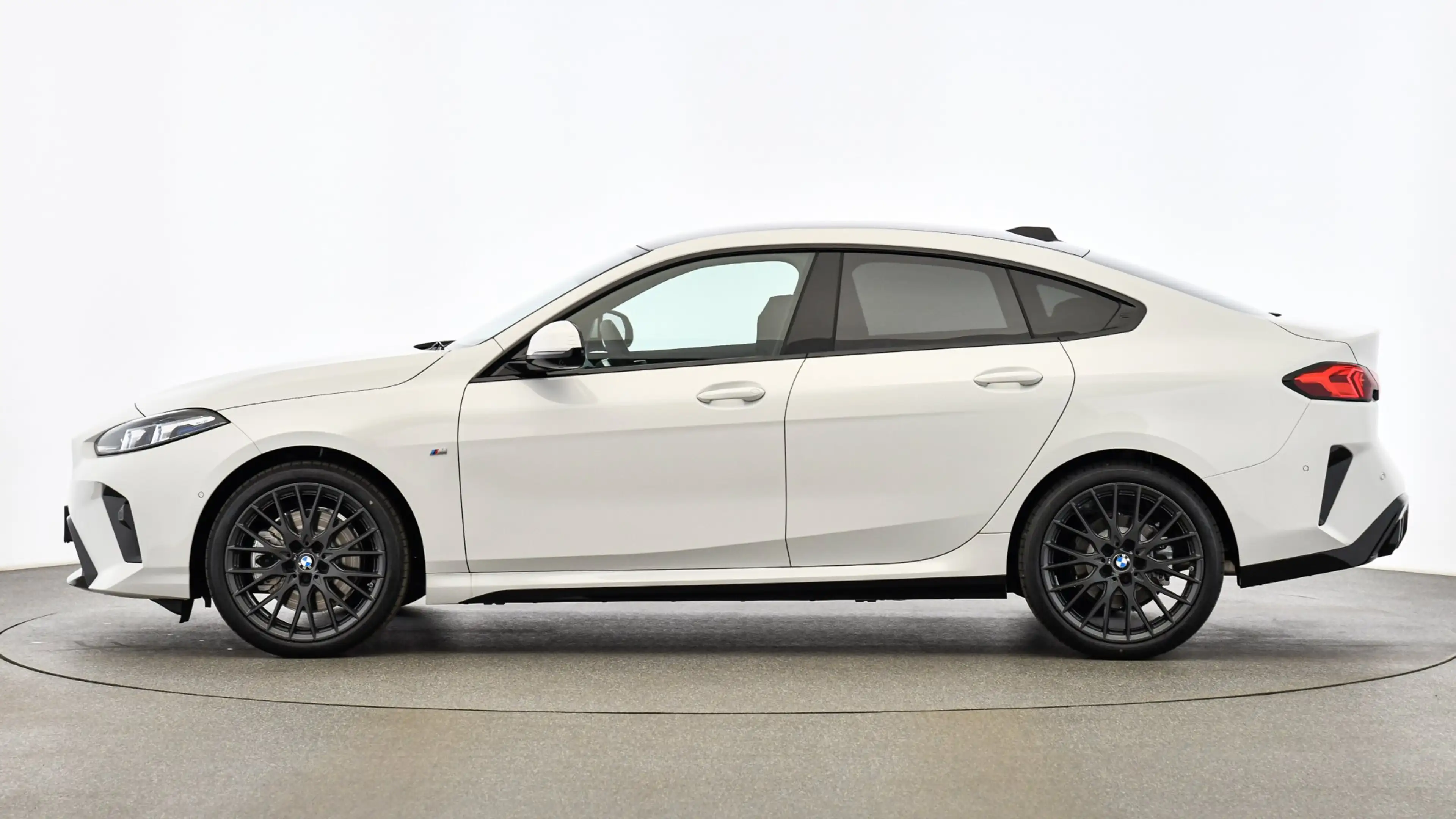BMW 223 i xDrive — photo 2
