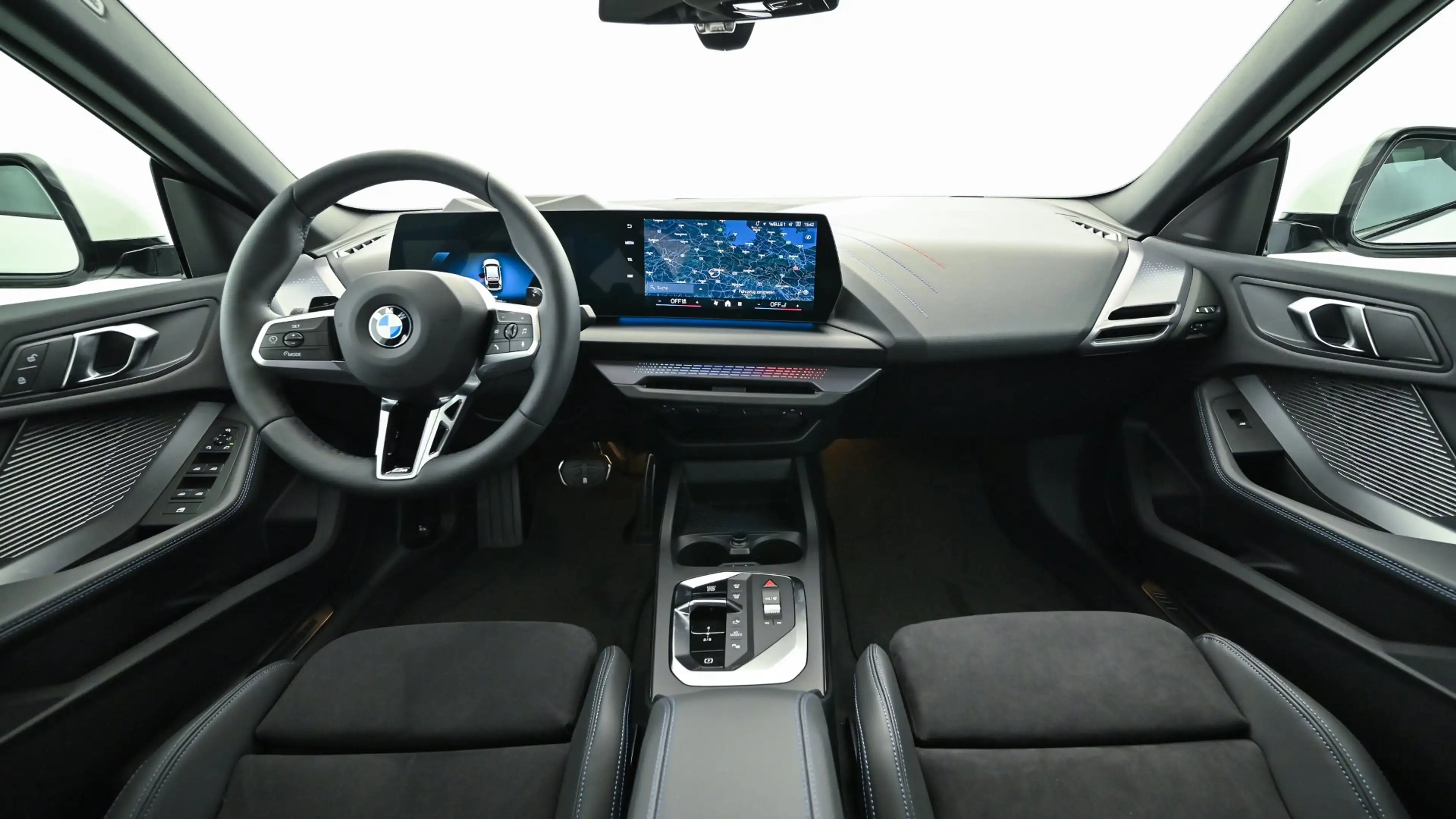 BMW 223 i xDrive — photo 8