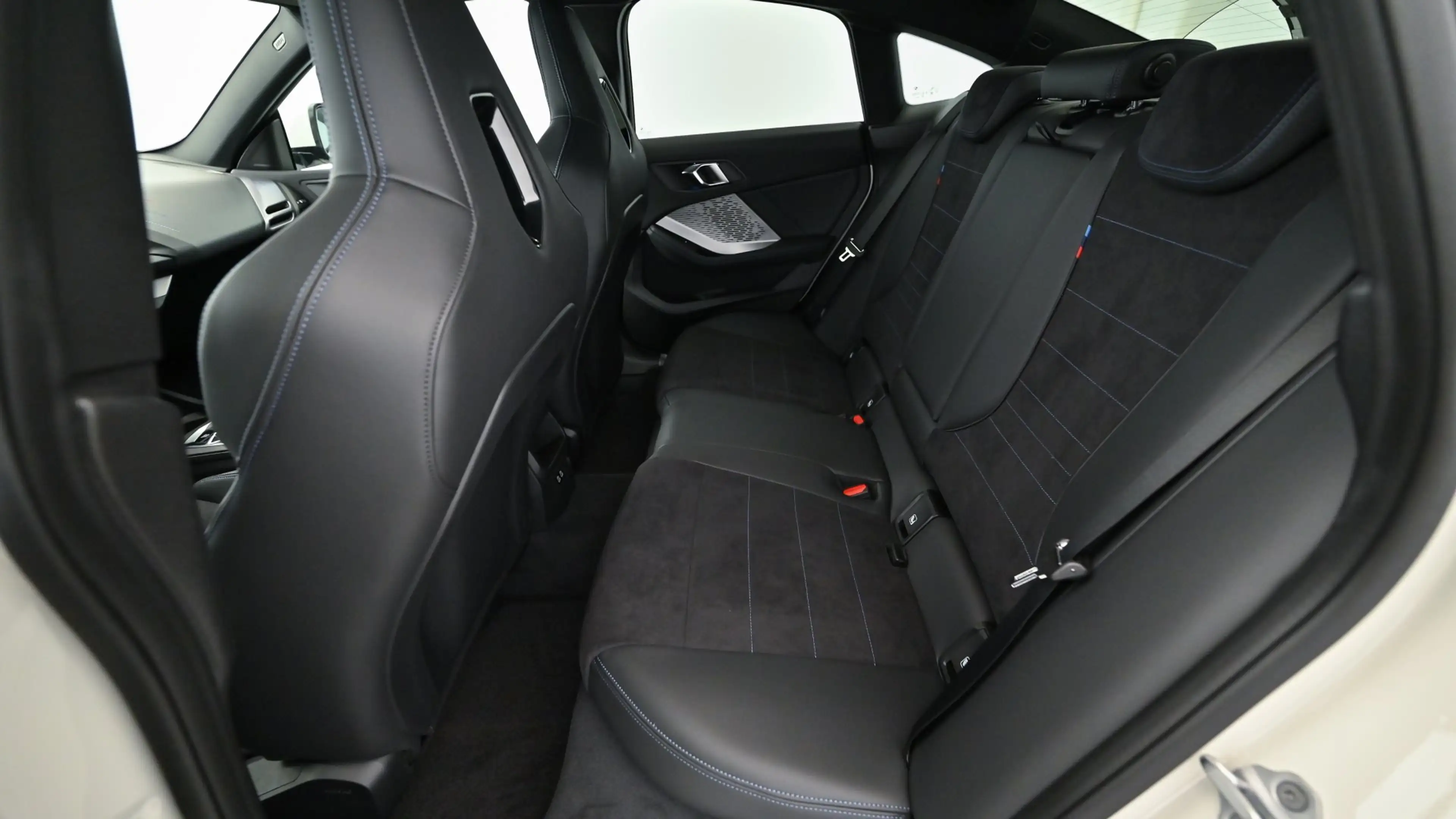 BMW 223 i xDrive — photo 7