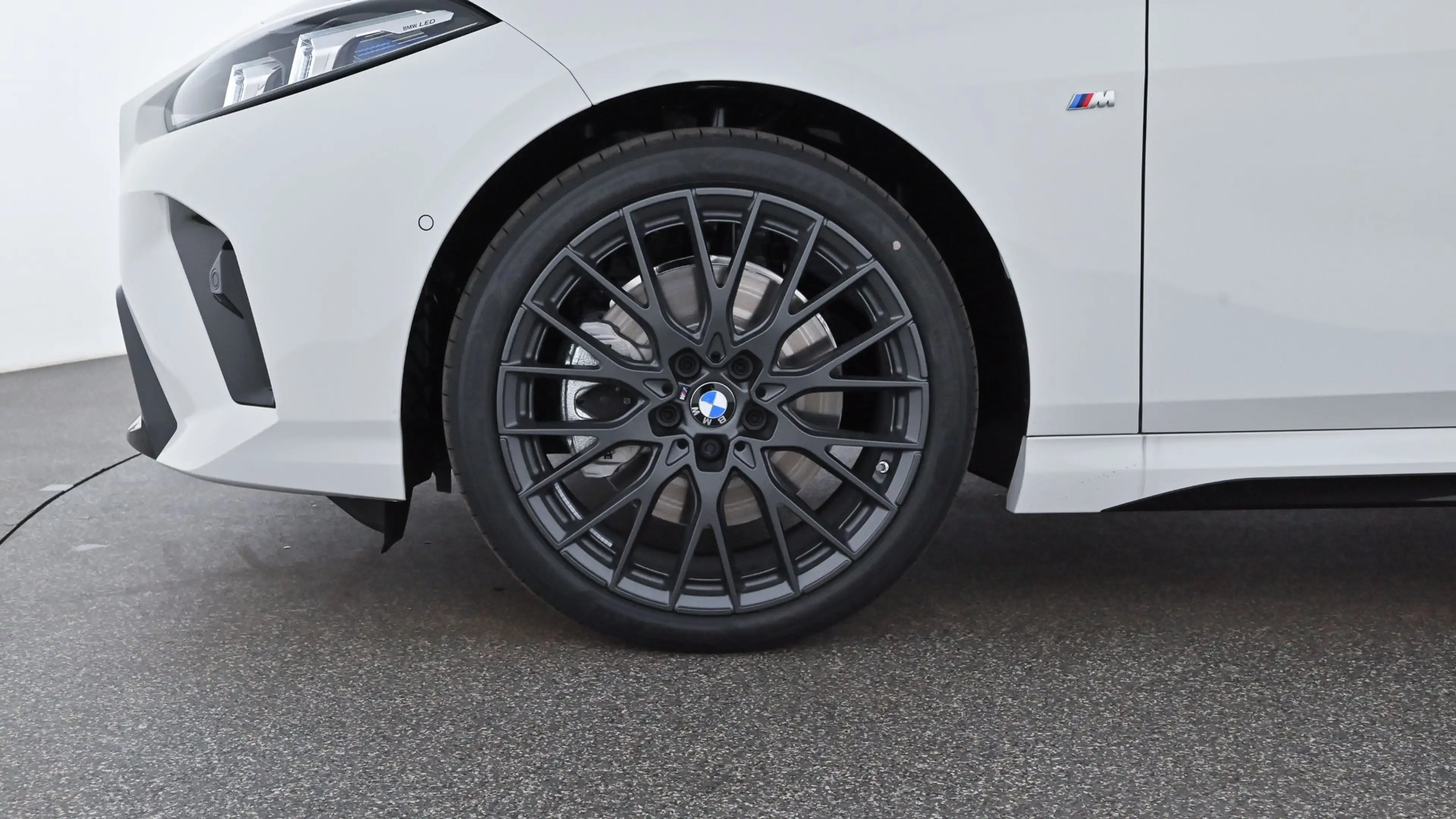BMW 223 i xDrive — photo 13