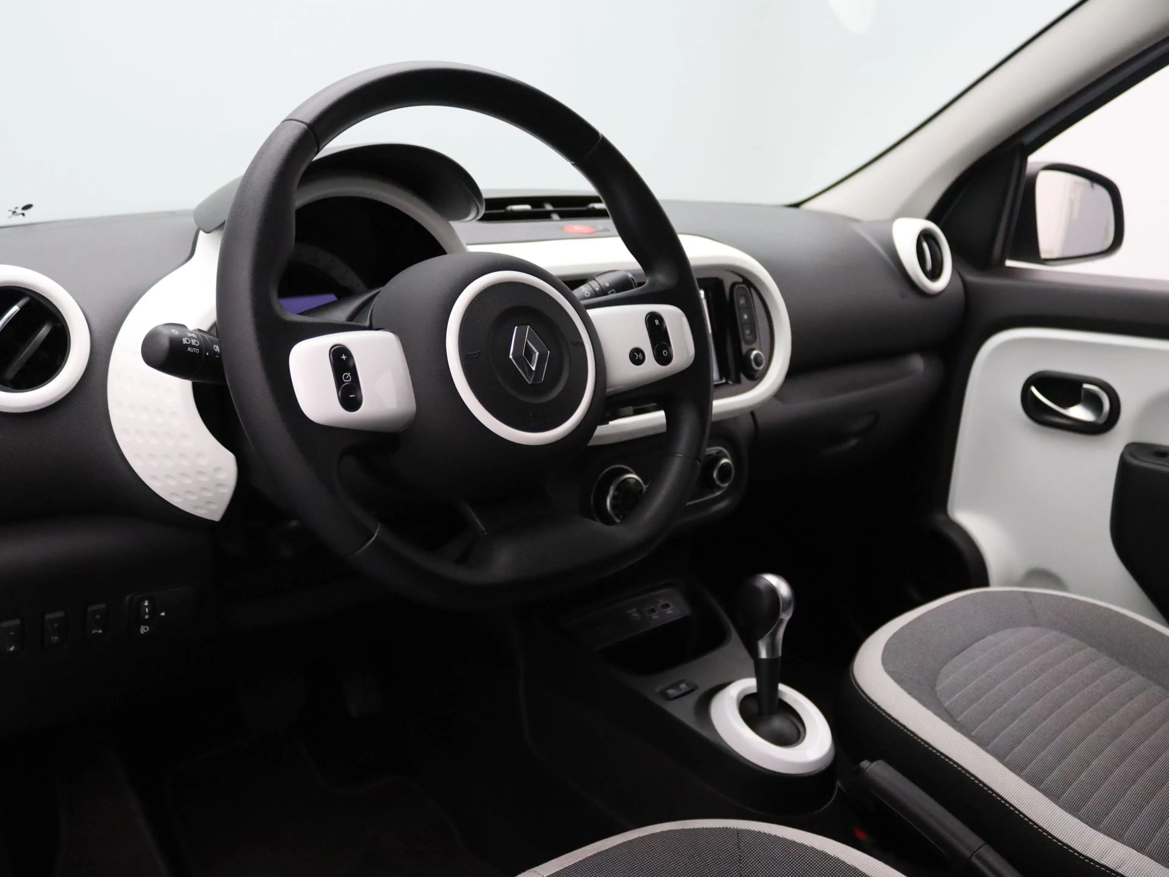 Renault Twingo Z.E. R80 E-Tech Equilibre 22 kWh Apple Carplay/And — photo 3