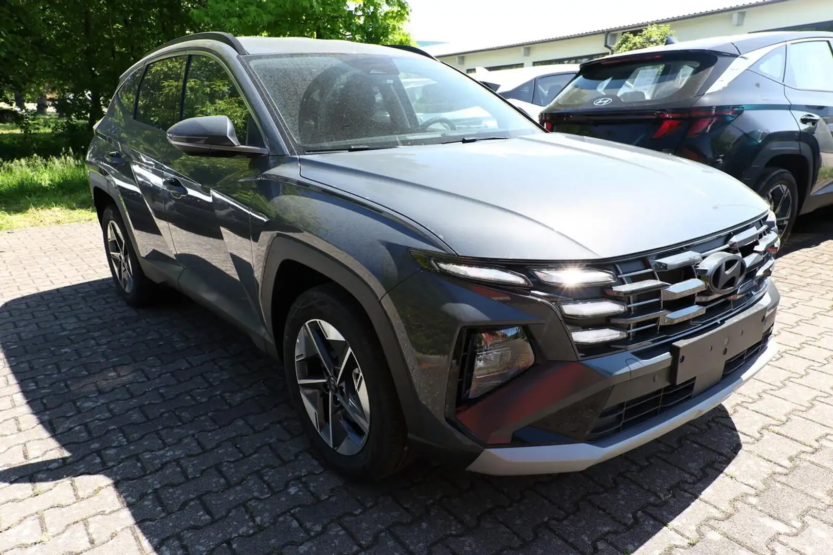 Hyundai TUCSON 1.6 HEV 215 DCT Trend 18Z Krell eHK SHZ 158 kW ... Grau - 2