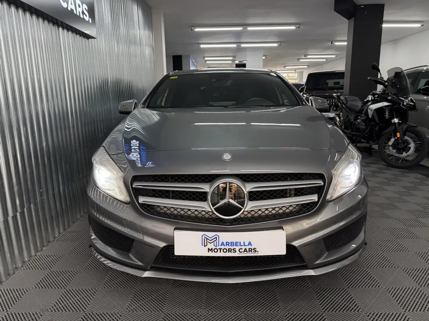 Mercedes-Benz A 180 BE AMG Line 7G-DCT Grijs - 2