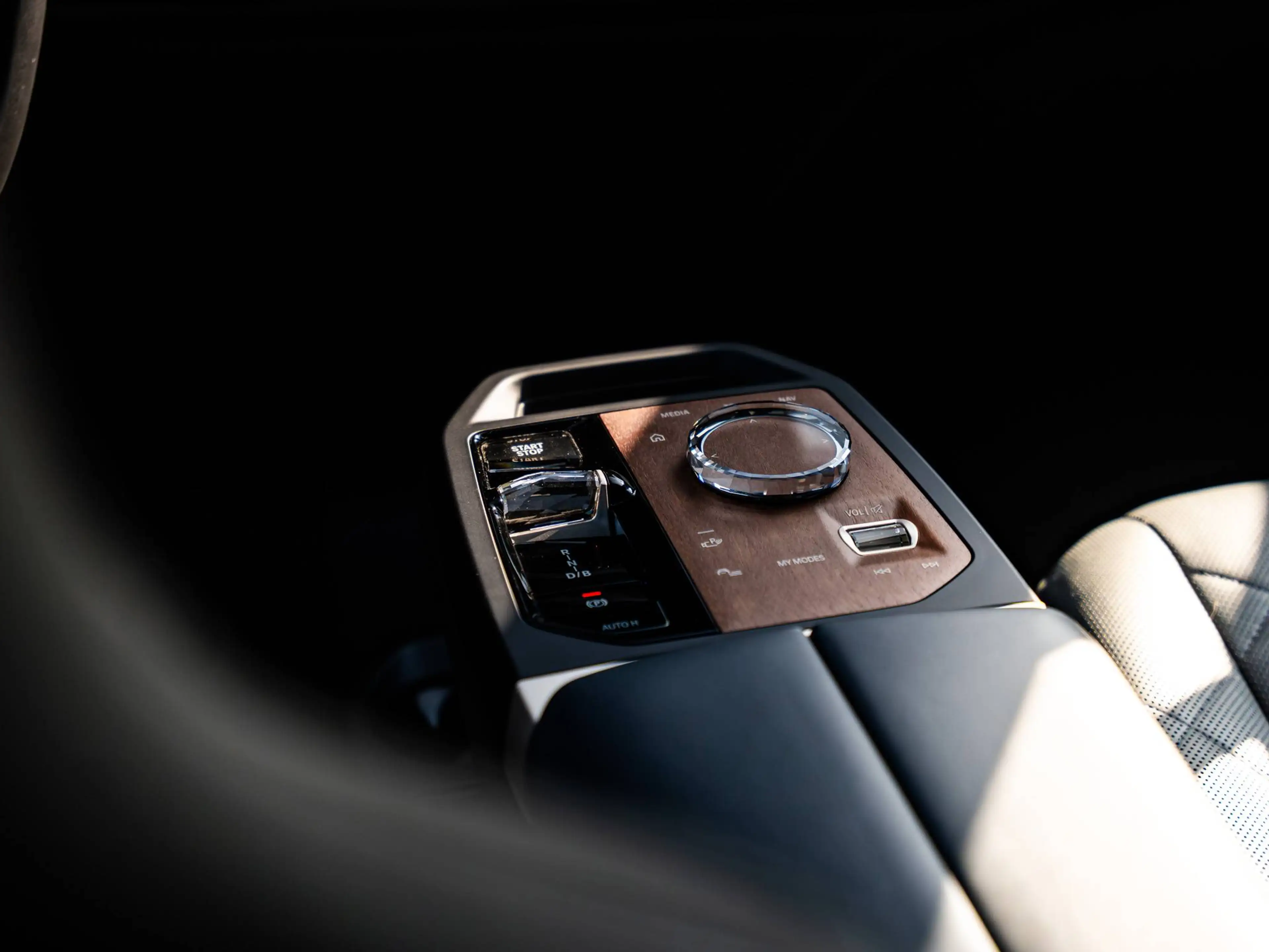 BMW iX xDrive40 - Sky Lounge - Laser - 360° - Harman Kardon - Trekhaak - 22" - ACC - HUD — photo 15