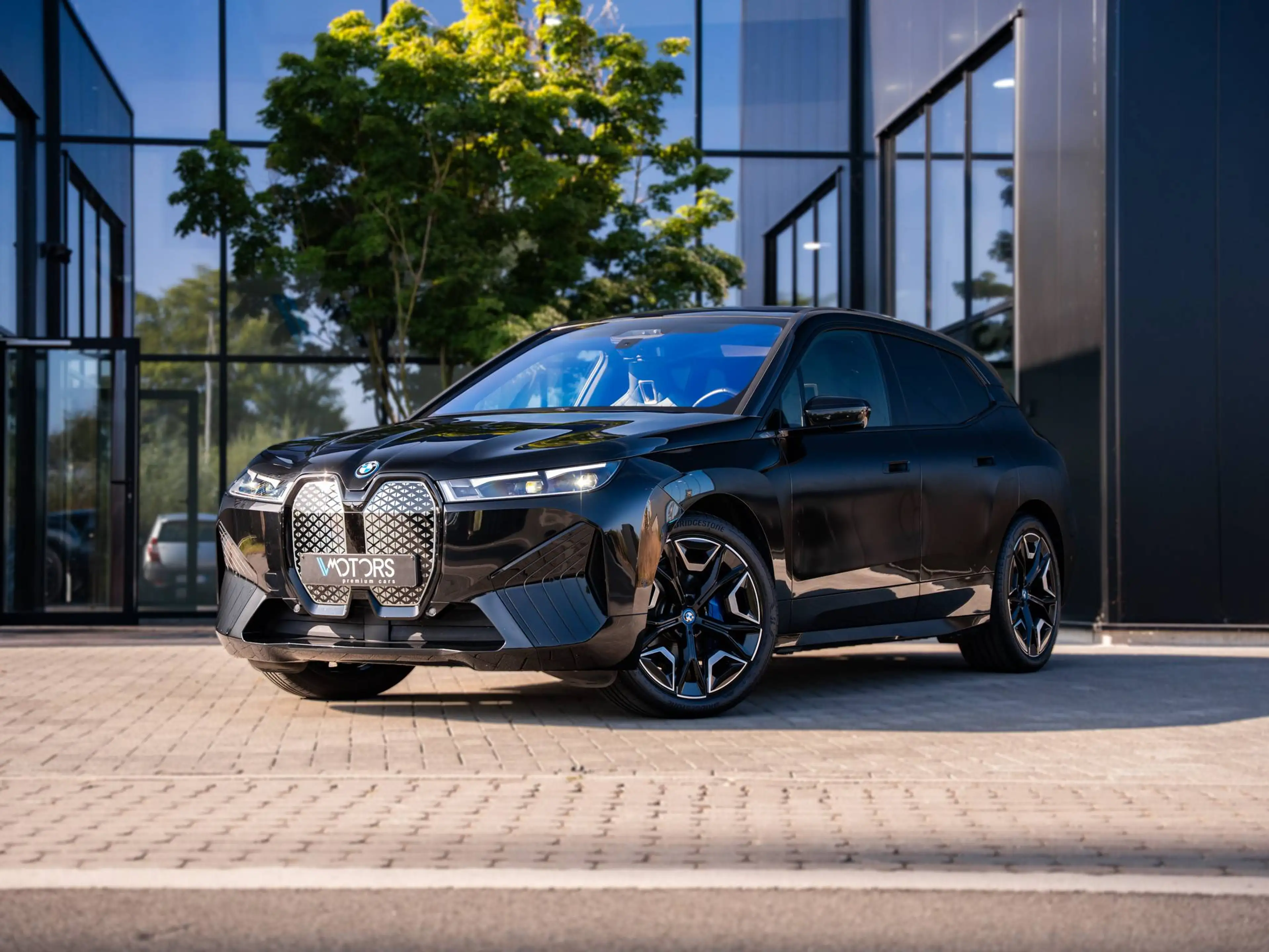 BMW iX xDrive40 - Sky Lounge - Laser - 360° - Harman Kardon - Trekhaak - 22" - ACC - HUD