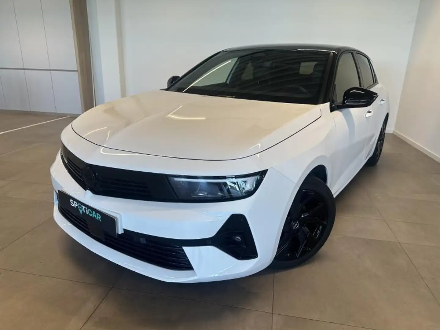 Opel Astra gs line 1.2 benzine 130 at 8 Wit - 1