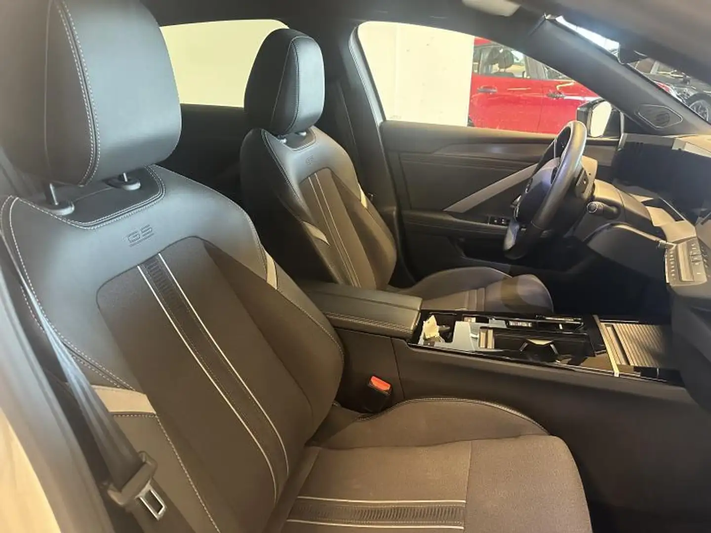 Opel Astra gs line 1.2 benzine 130 at 8 Wit - 2