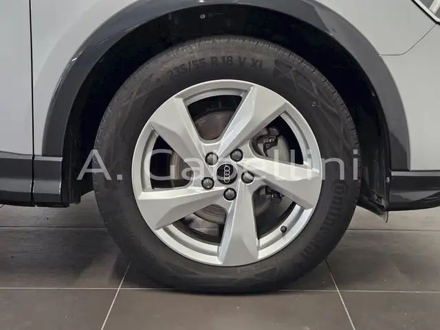 Audi Q3 view 9