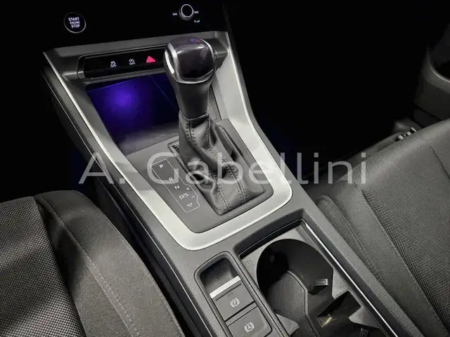 Audi Q3 view 8