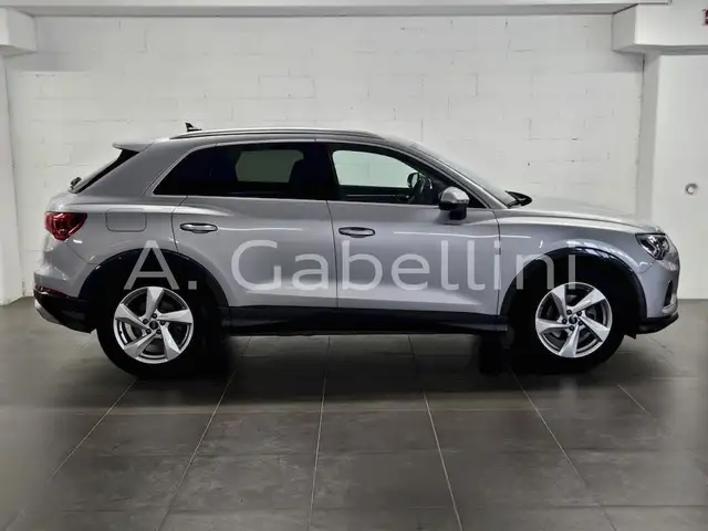 Audi Q3 view 3