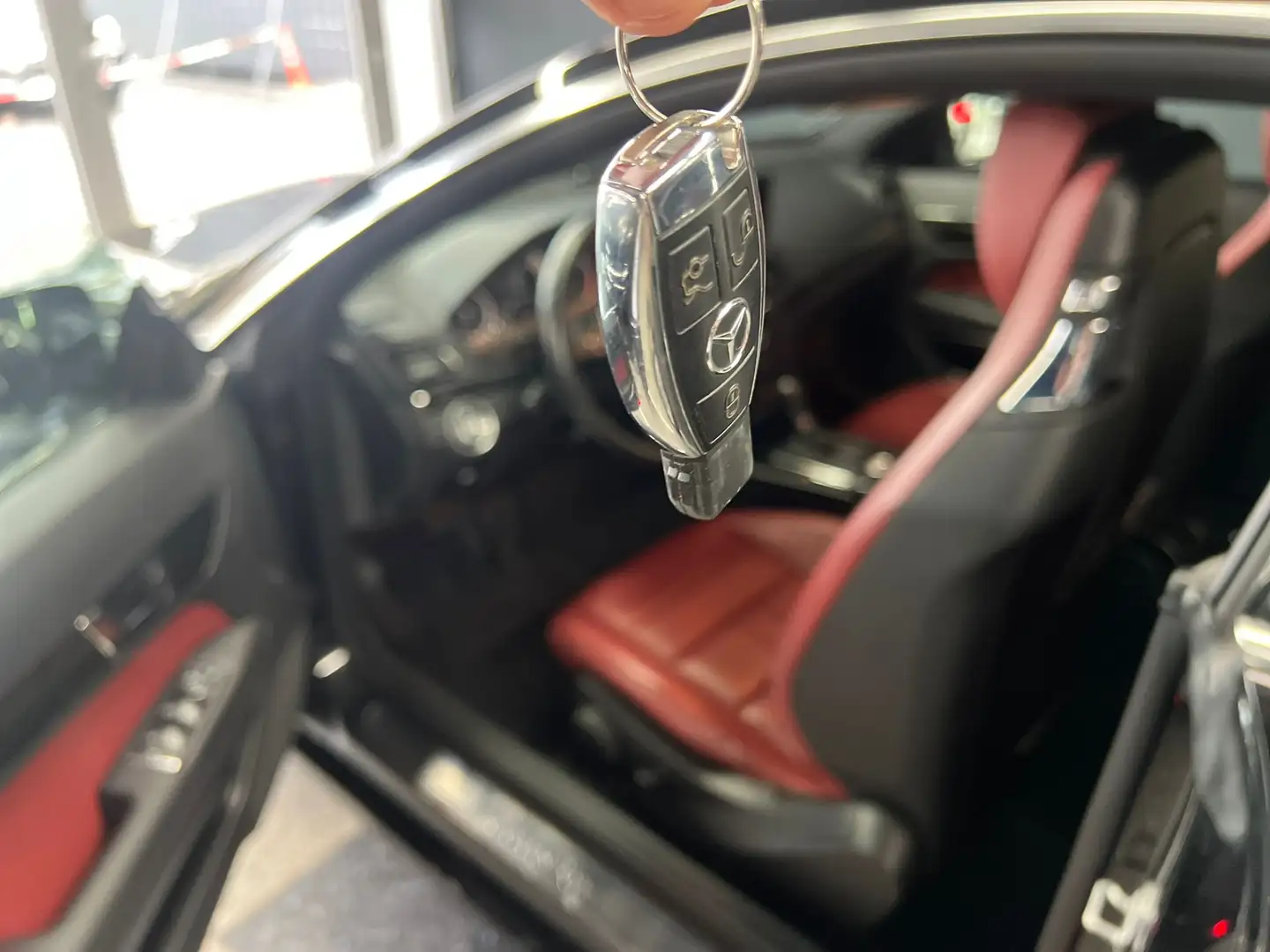 Mercedes-Benz E 200 E 200 CGI BlueEfficiency Avantgarde Schwarz - 1