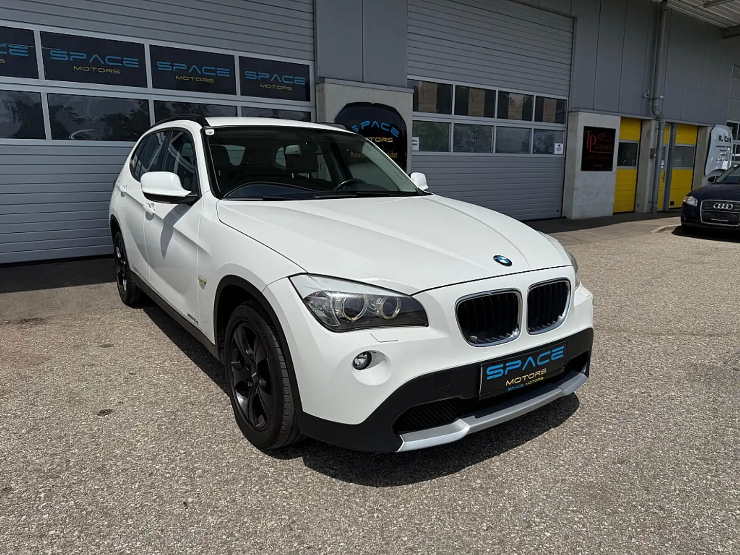 BMW X1 xDrive18d Österreich Paket Silber - 1