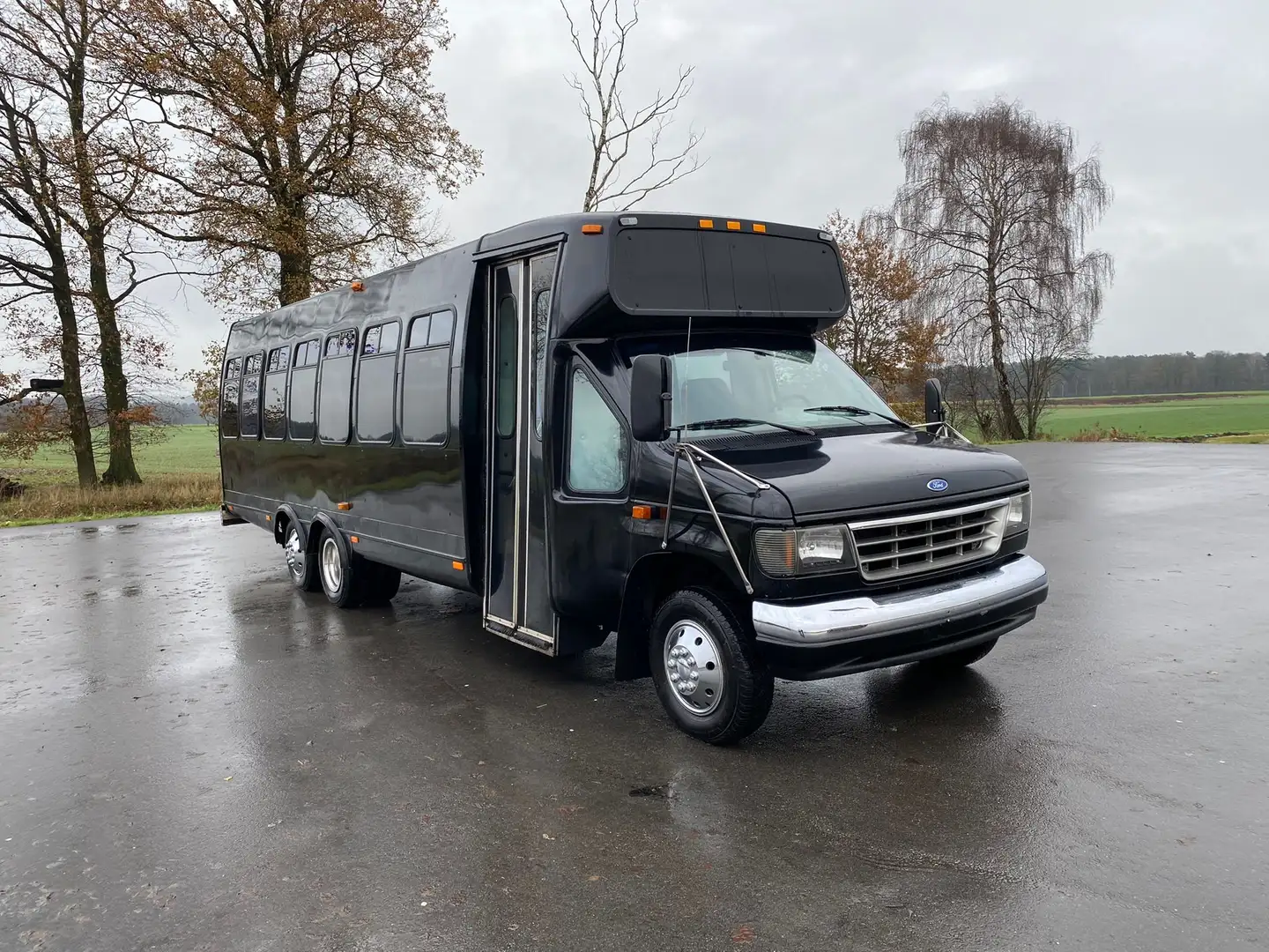 Ford F 350 Partybus Black - 1