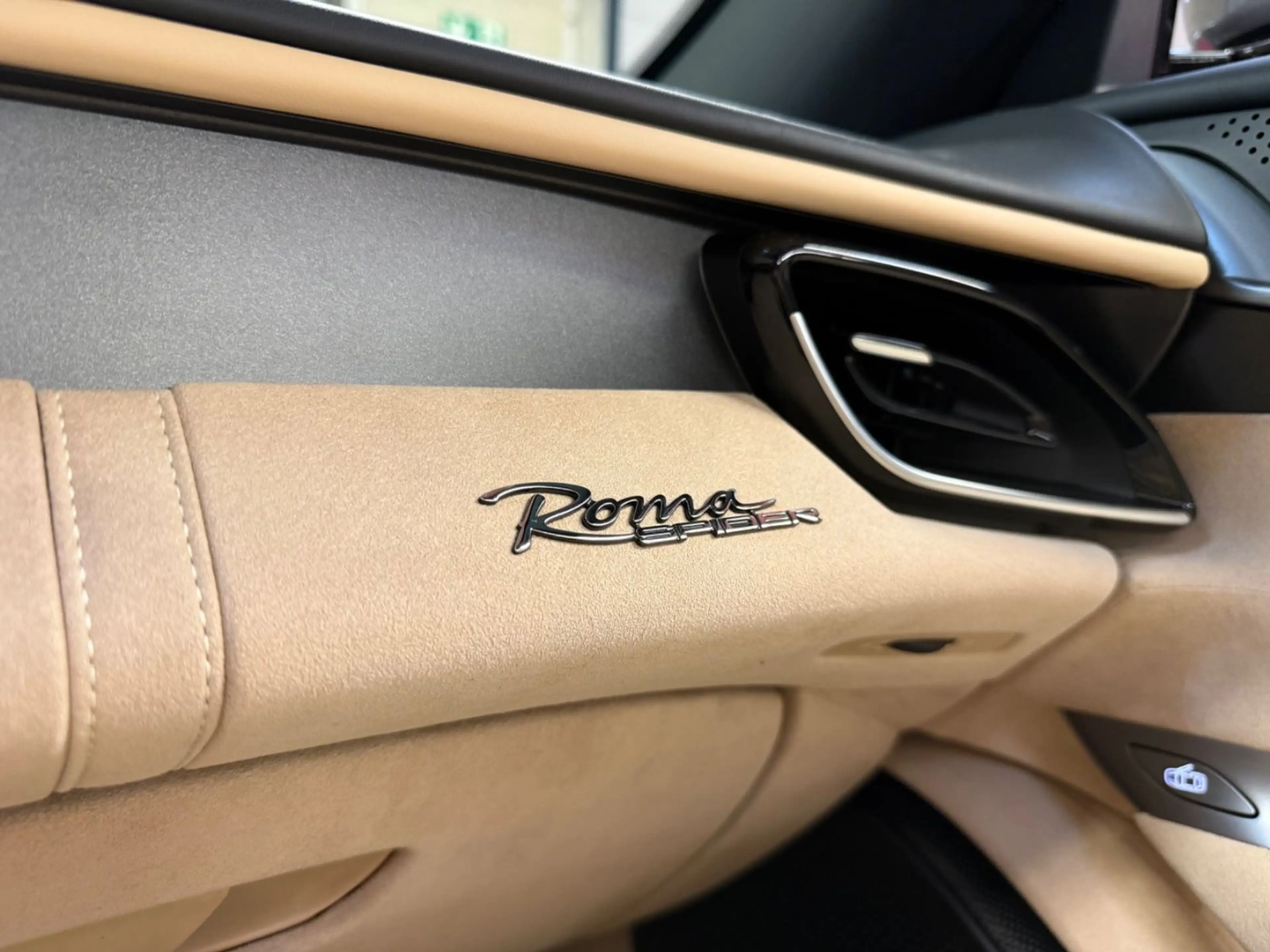 Ferrari Roma Spider, Magnet., Carbon,Belüft,. Hist. Lack — photo 15