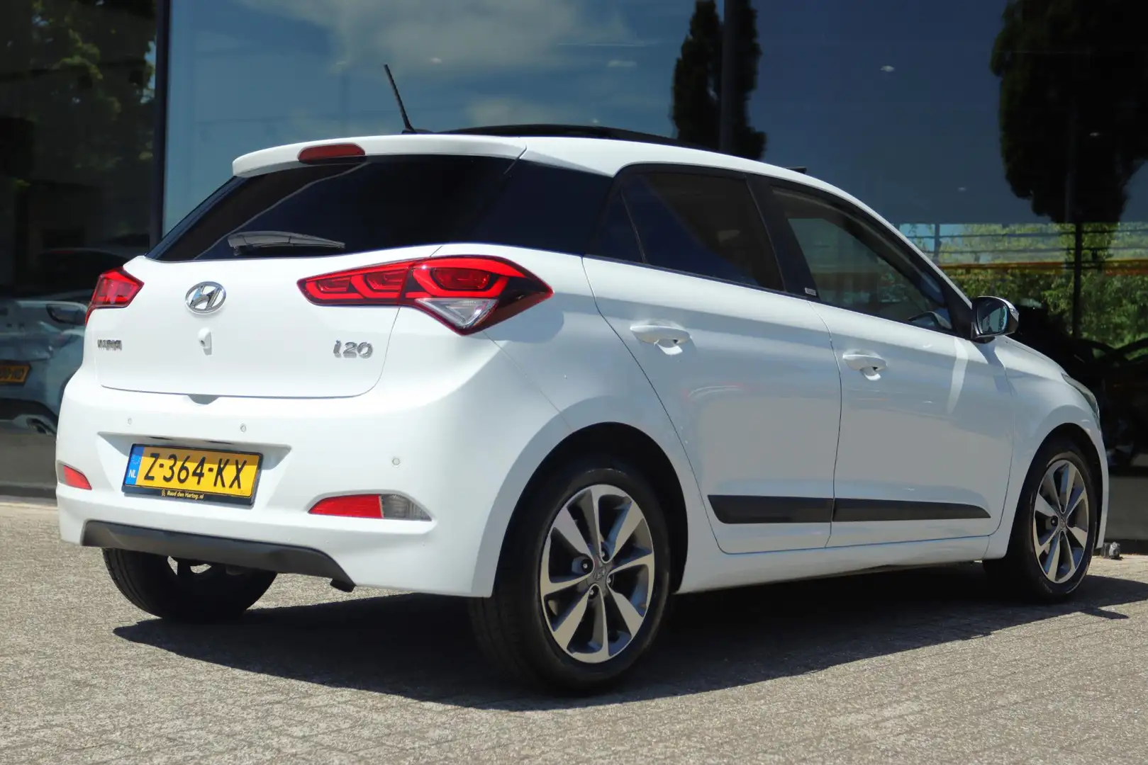 Hyundai i20 1.0 T-GDI 120PK PREMIUM | PANO | CAMERA | NAVI | C Wit - 2