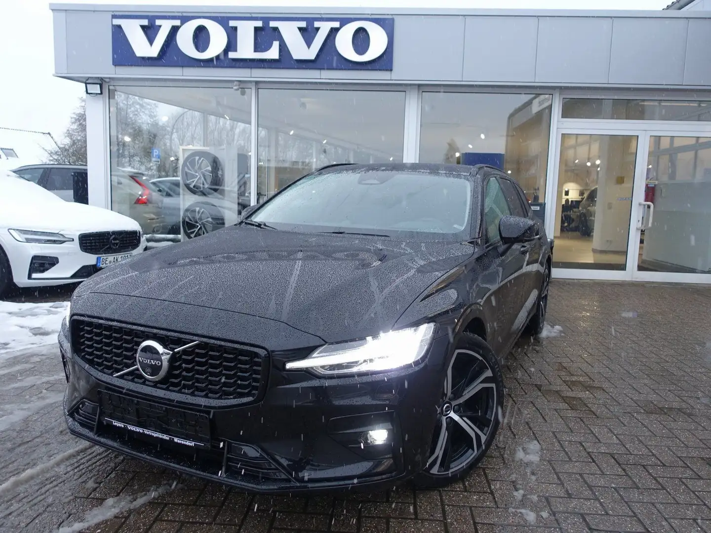 Volvo V60 Ultra B4 Dark/360°/Massage/B&W/HeadUP/AHK Schwarz - 1