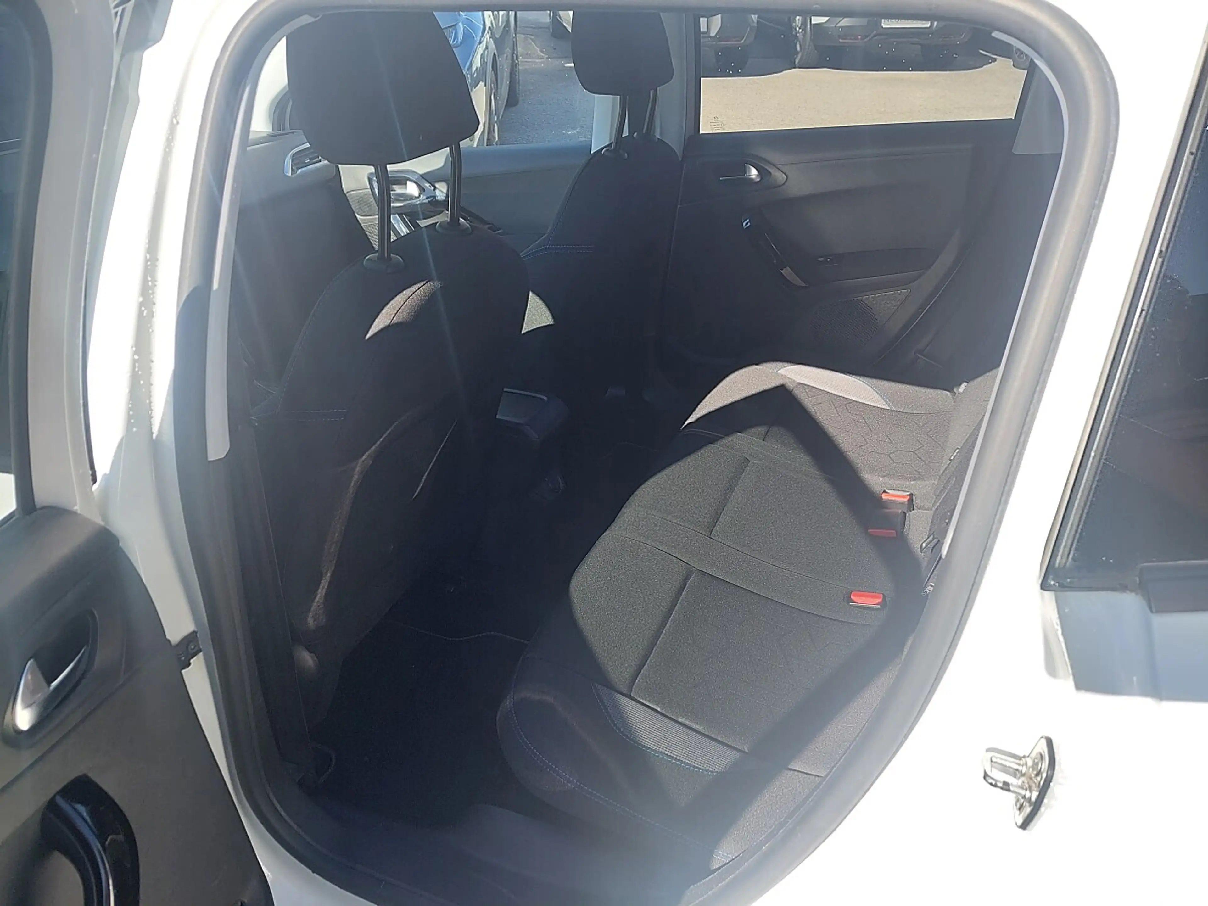 Peugeot 2008 1.5 BlueHDi 100 Signature (EURO 6d-TEMP) — photo 8