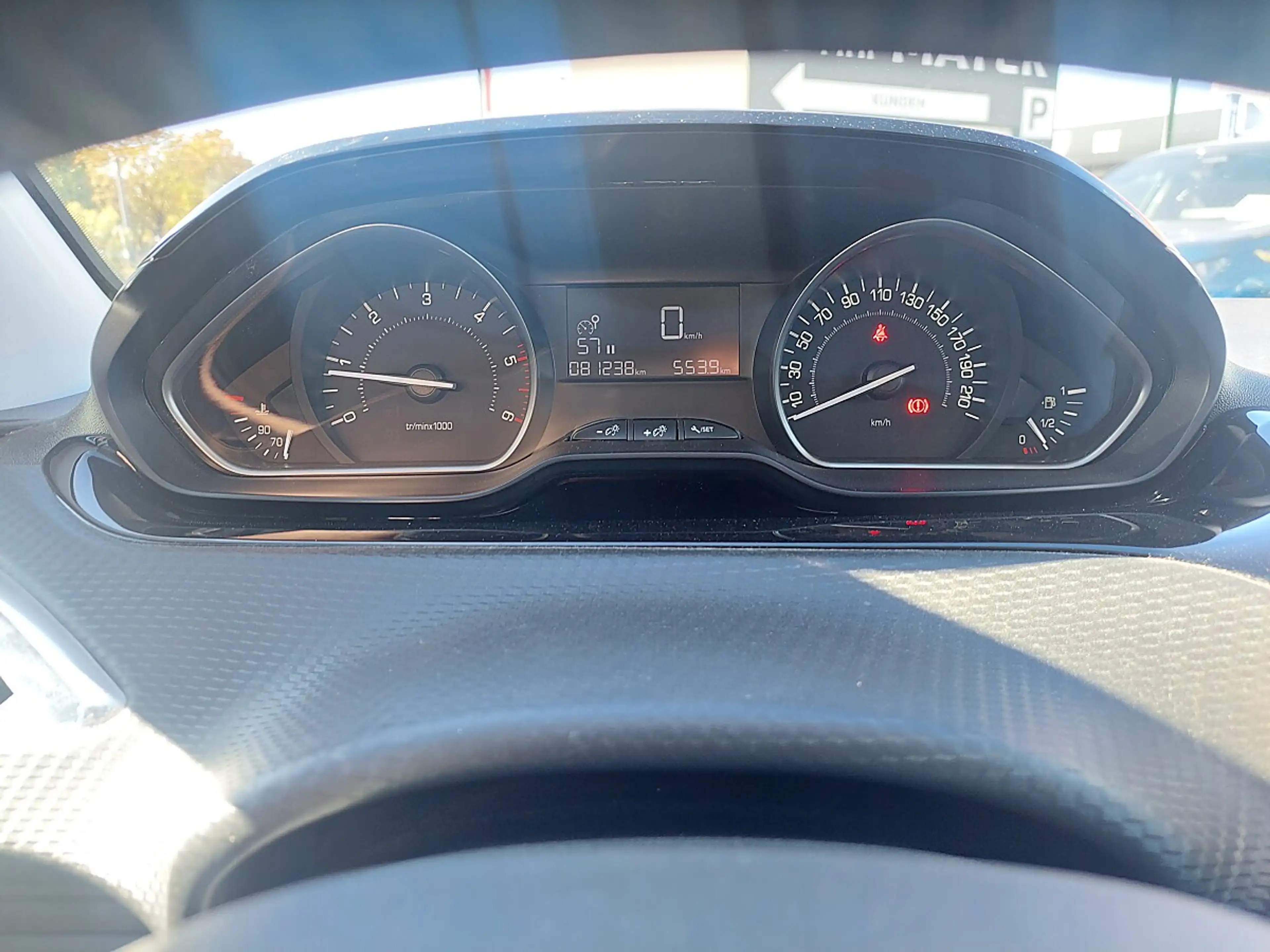 Peugeot 2008 1.5 BlueHDi 100 Signature (EURO 6d-TEMP) — photo 15