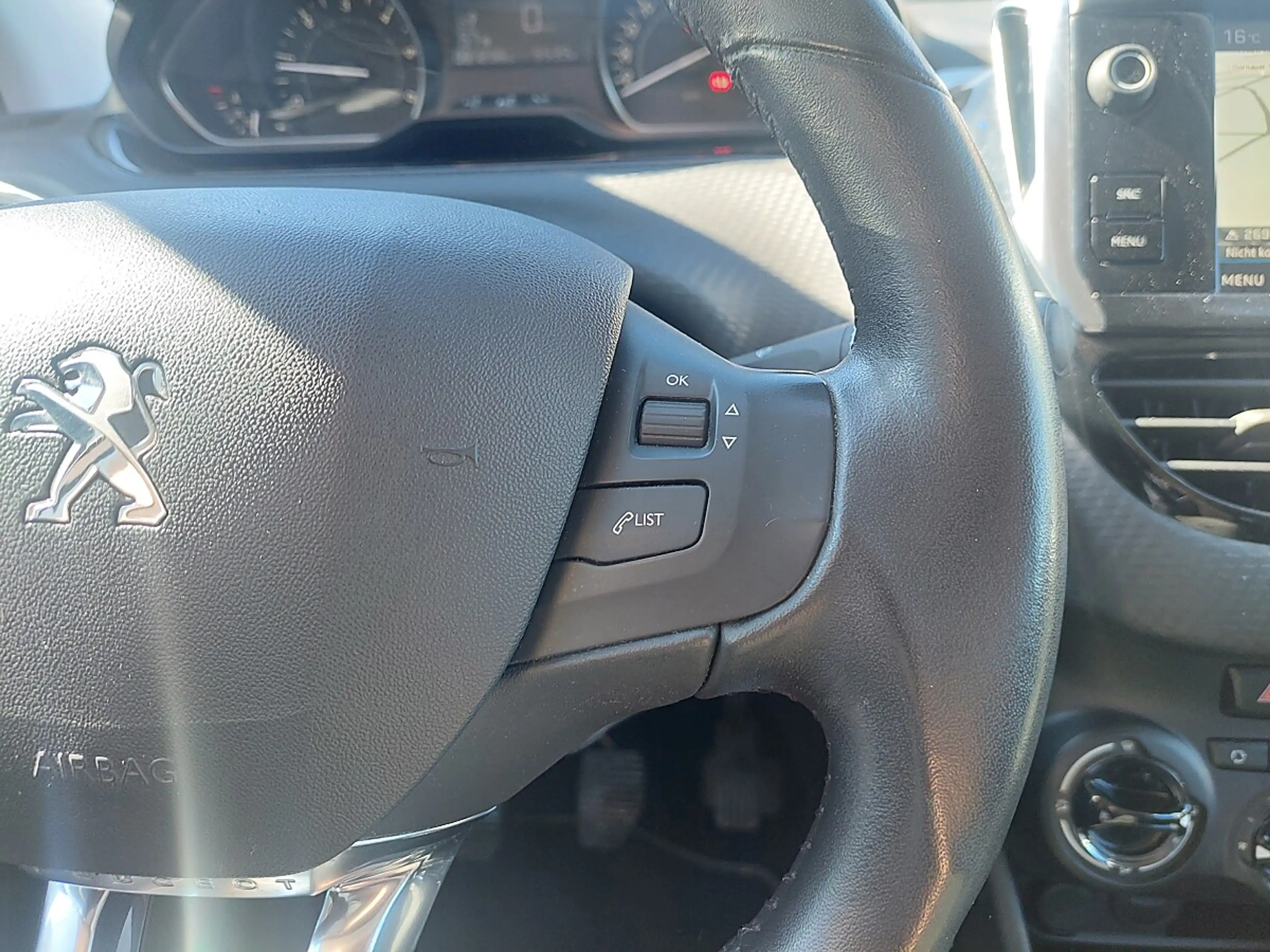 Peugeot 2008 1.5 BlueHDi 100 Signature (EURO 6d-TEMP) — photo 14