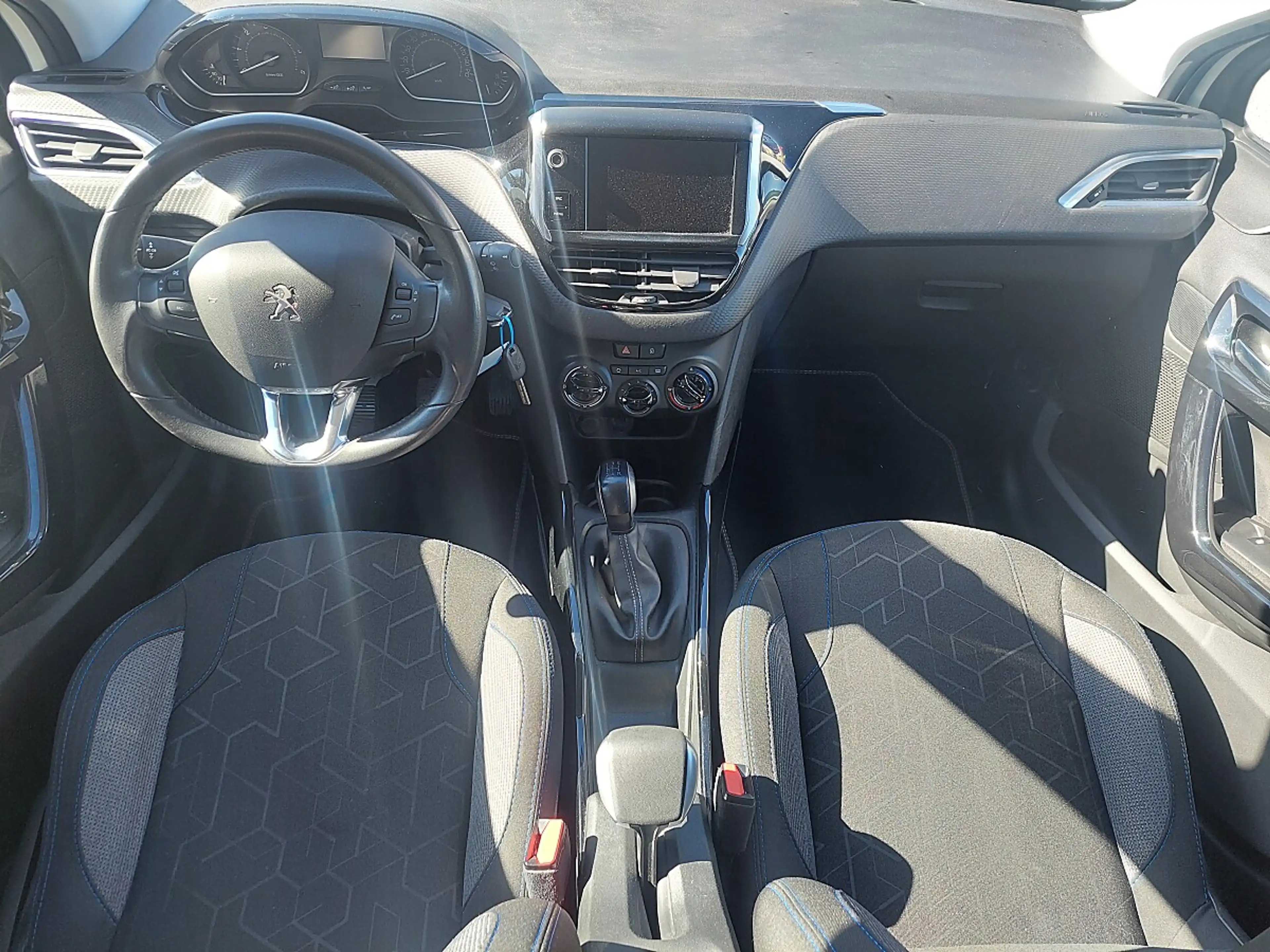 Peugeot 2008 1.5 BlueHDi 100 Signature (EURO 6d-TEMP) — photo 9