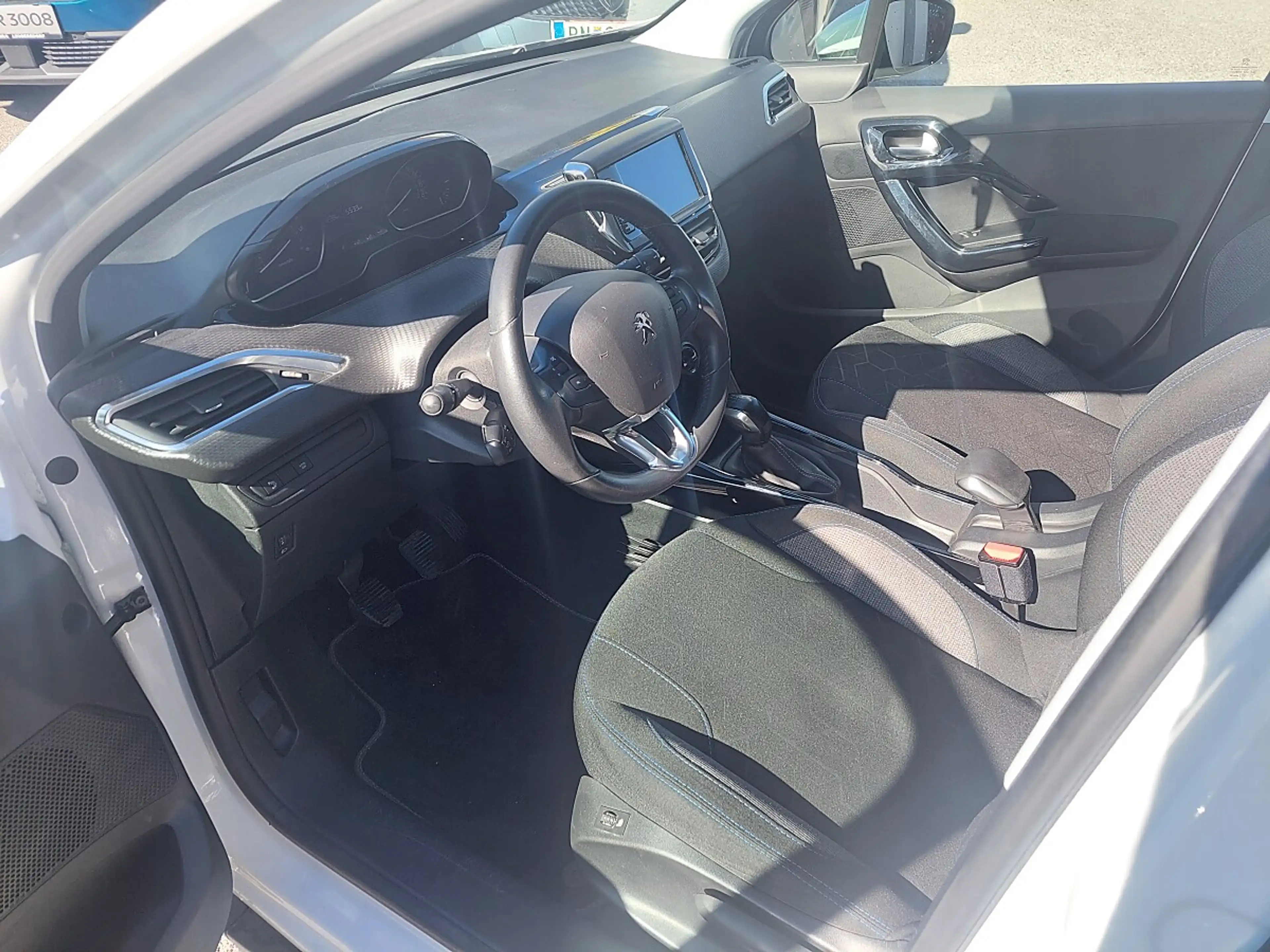 Peugeot 2008 1.5 BlueHDi 100 Signature (EURO 6d-TEMP) — photo 11