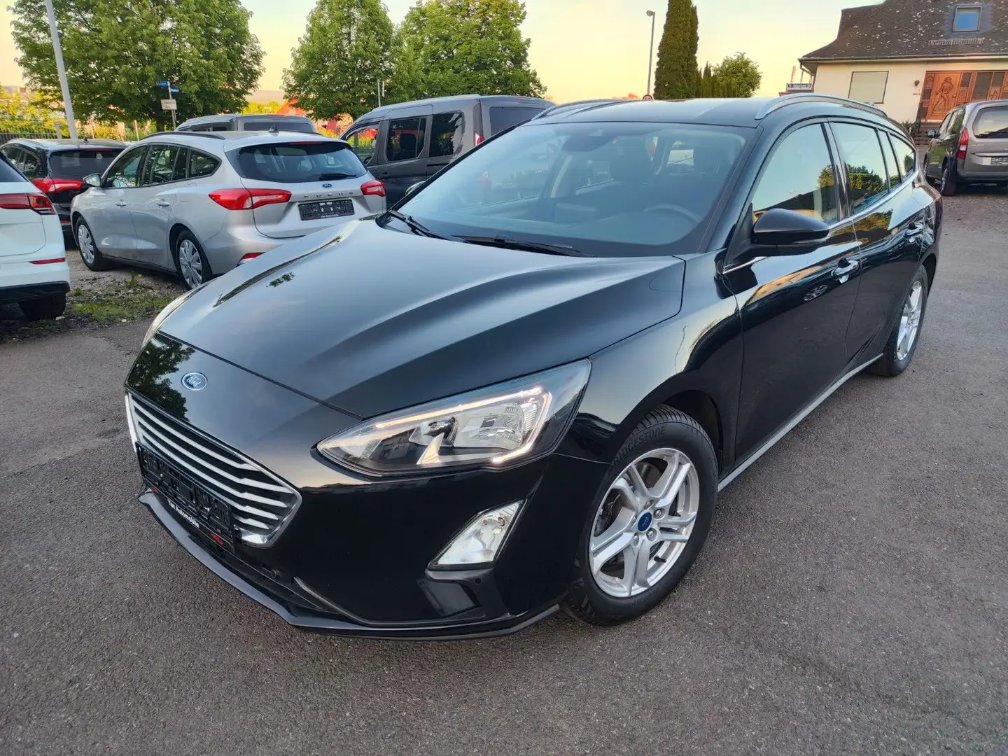 Ford Focus Turnier 1.0 *Navi*Kamera*LED*Winterpaket Schwarz - 1