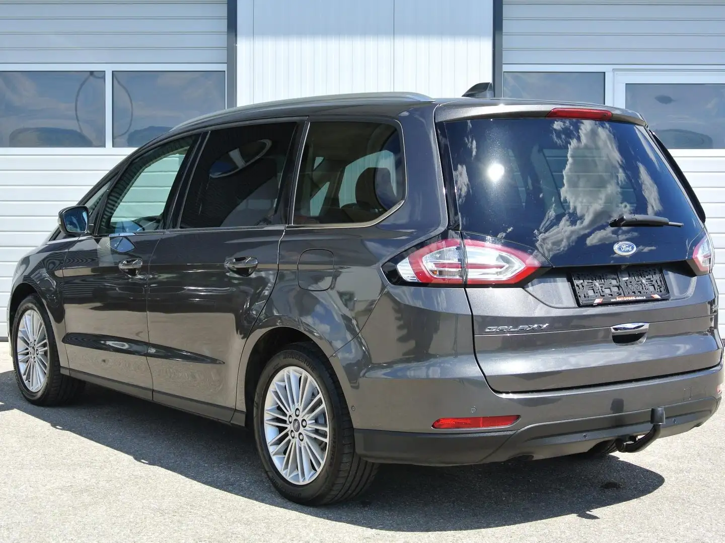 Ford Galaxy 2,5 Duratec Hybrid Vignale Aut. * LEDER * LED * Grau - 2