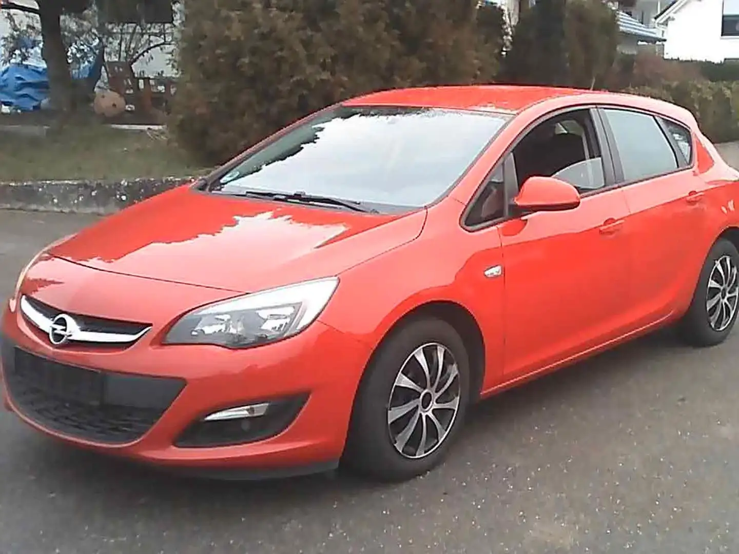 Opel Astra J Lim. 5-trg. Edition Automatik Rouge - 1