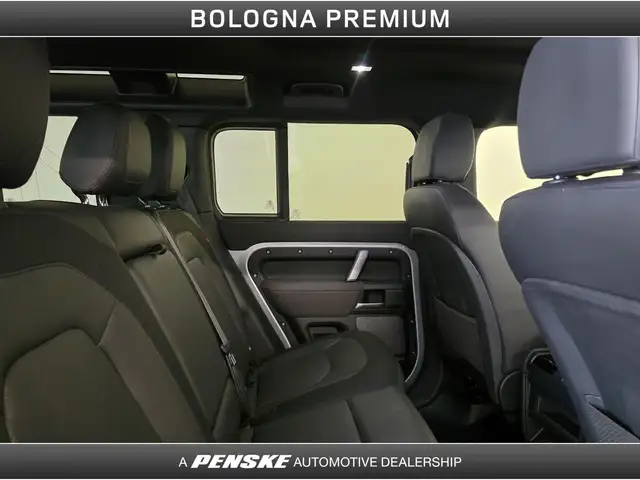 Land Rover Defender 110 view 5
