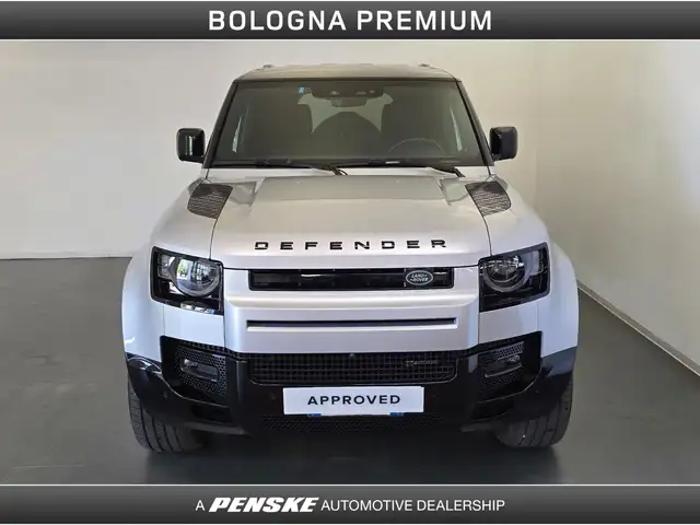 Land Rover Defender 110 view 8