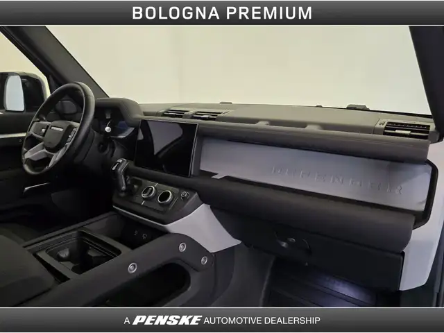 Land Rover Defender 110 view 15