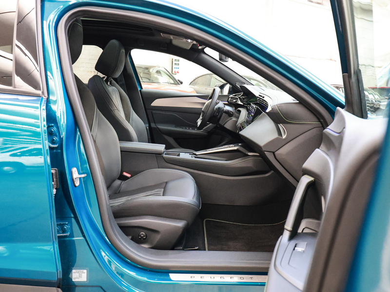 Peugeot 408 GT PureTech 130EAT8 ACC PANO MATRIX-LED — photo 3